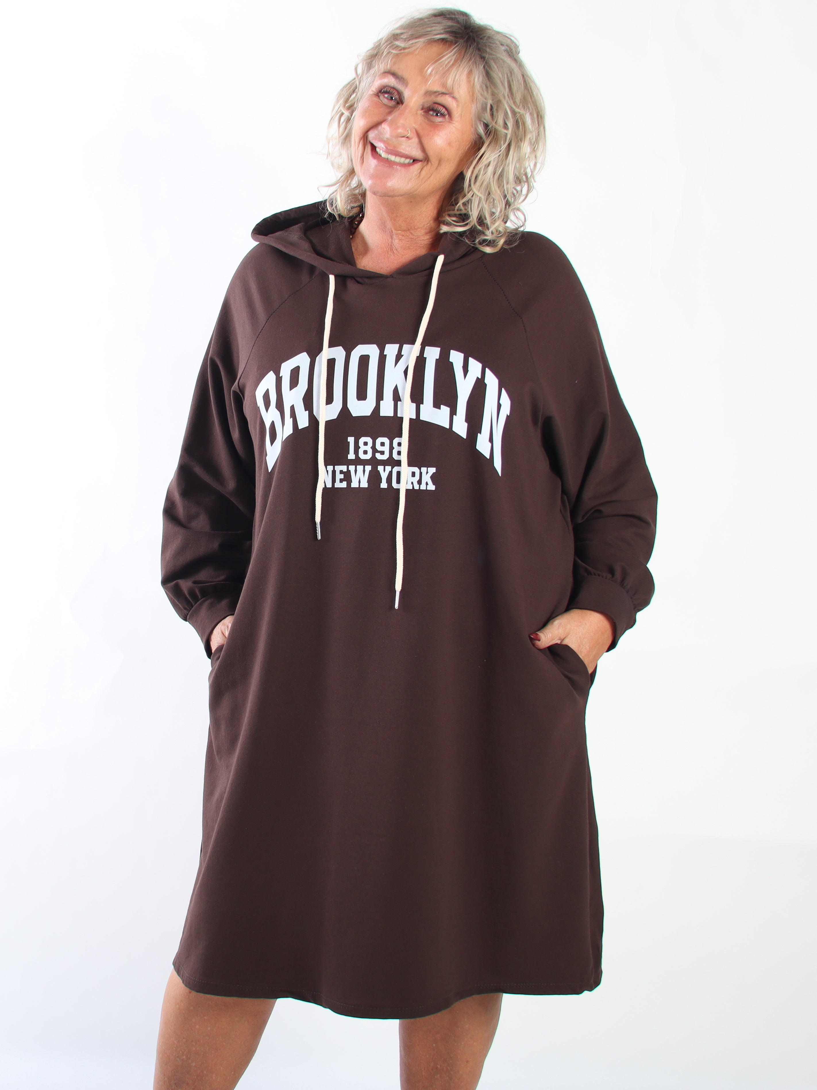 Brooklyn - Lång hoodieklänning i plus size i mjuk bomull med ett coolt BROOKLYN-tryck på bröstet