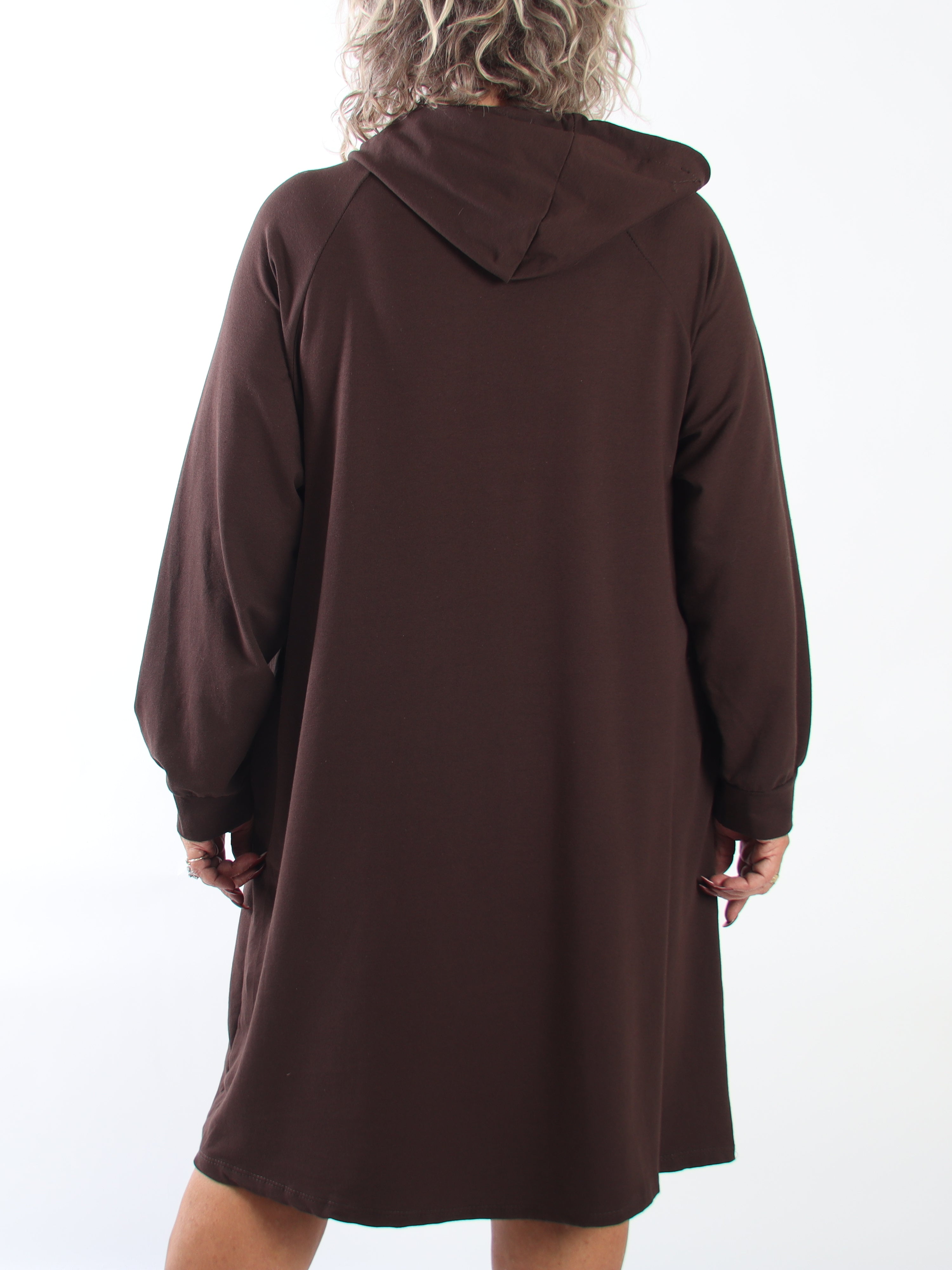 Brooklyn - Lång hoodieklänning i plus size i mjuk bomull med ett coolt BROOKLYN-tryck på bröstet