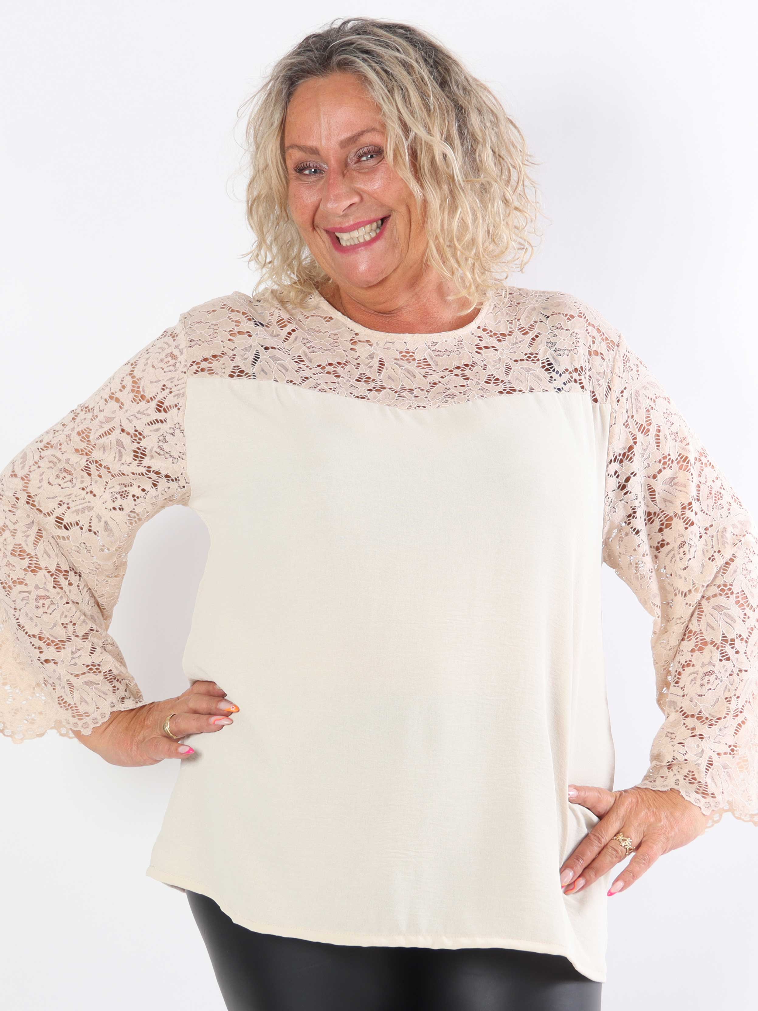 California - Söt tunika i plusstorlek med spetsärmar