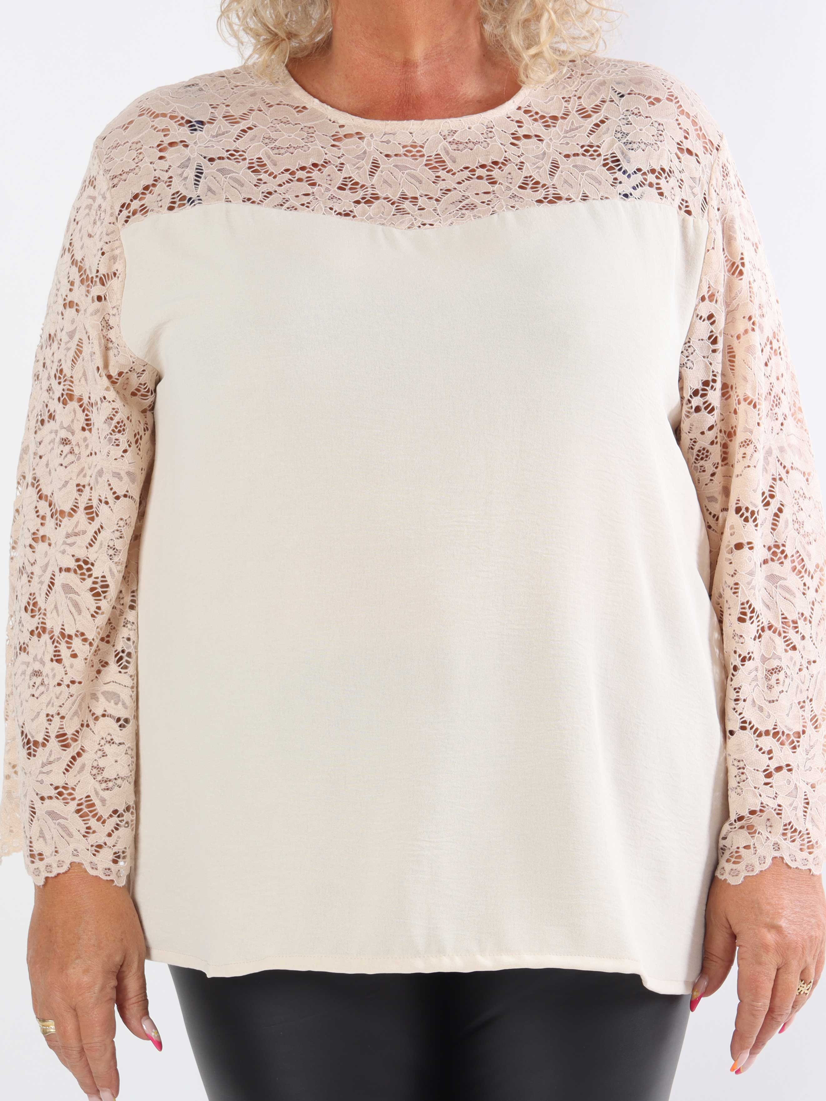 California - Söt tunika i plusstorlek med spetsärmar