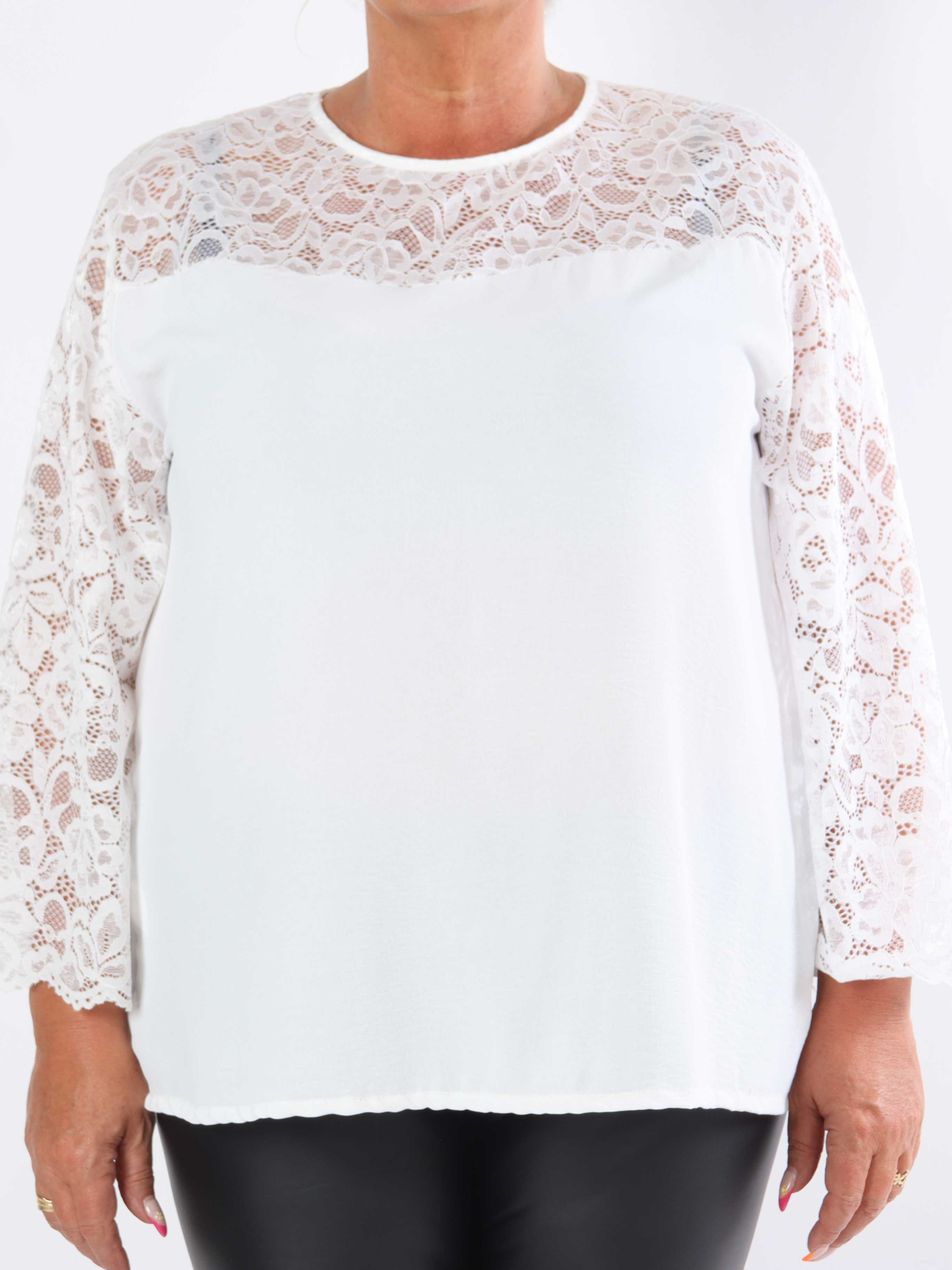 California - Söt tunika i plusstorlek med spetsärmar