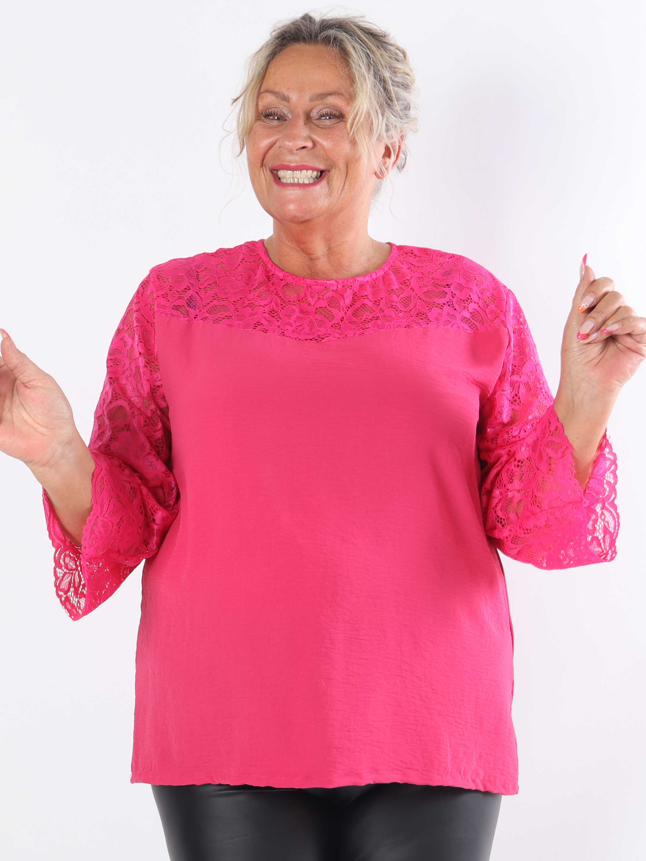 California - Söt tunika i plusstorlek med spetsärmar