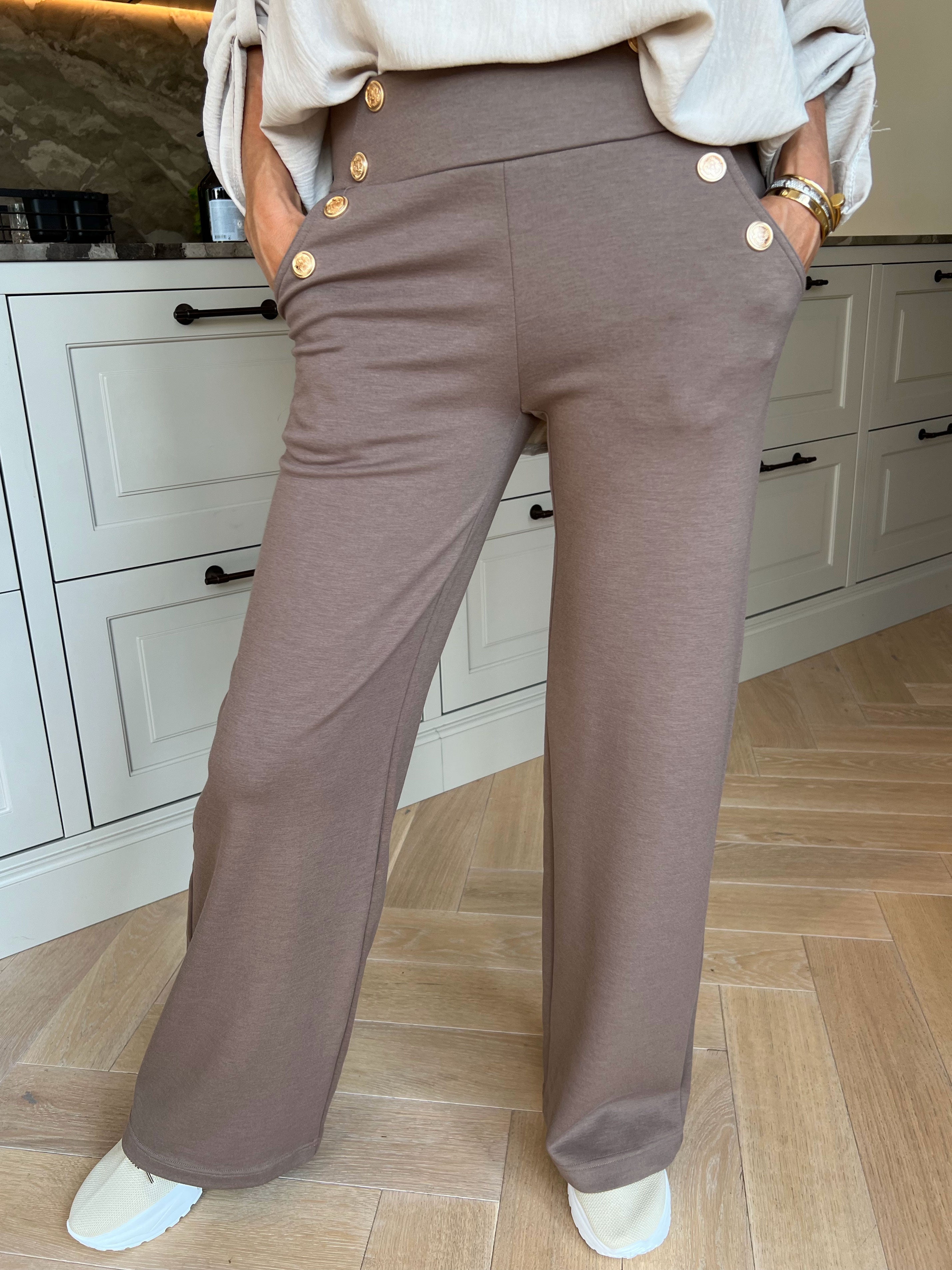 Callie - Bløde og løse bukser med elegante guldknapper foran