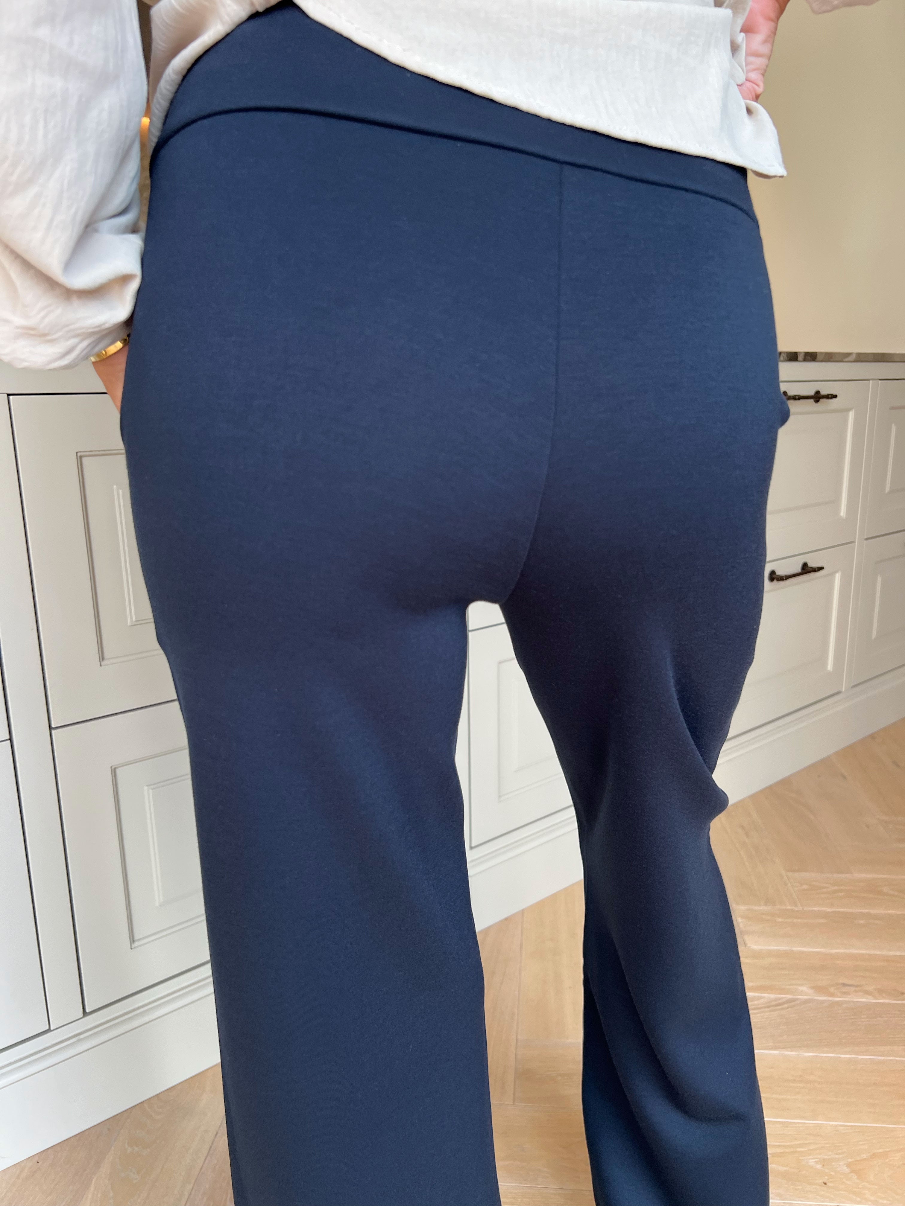 Callie - Bløde og løse bukser med elegante guldknapper foran
