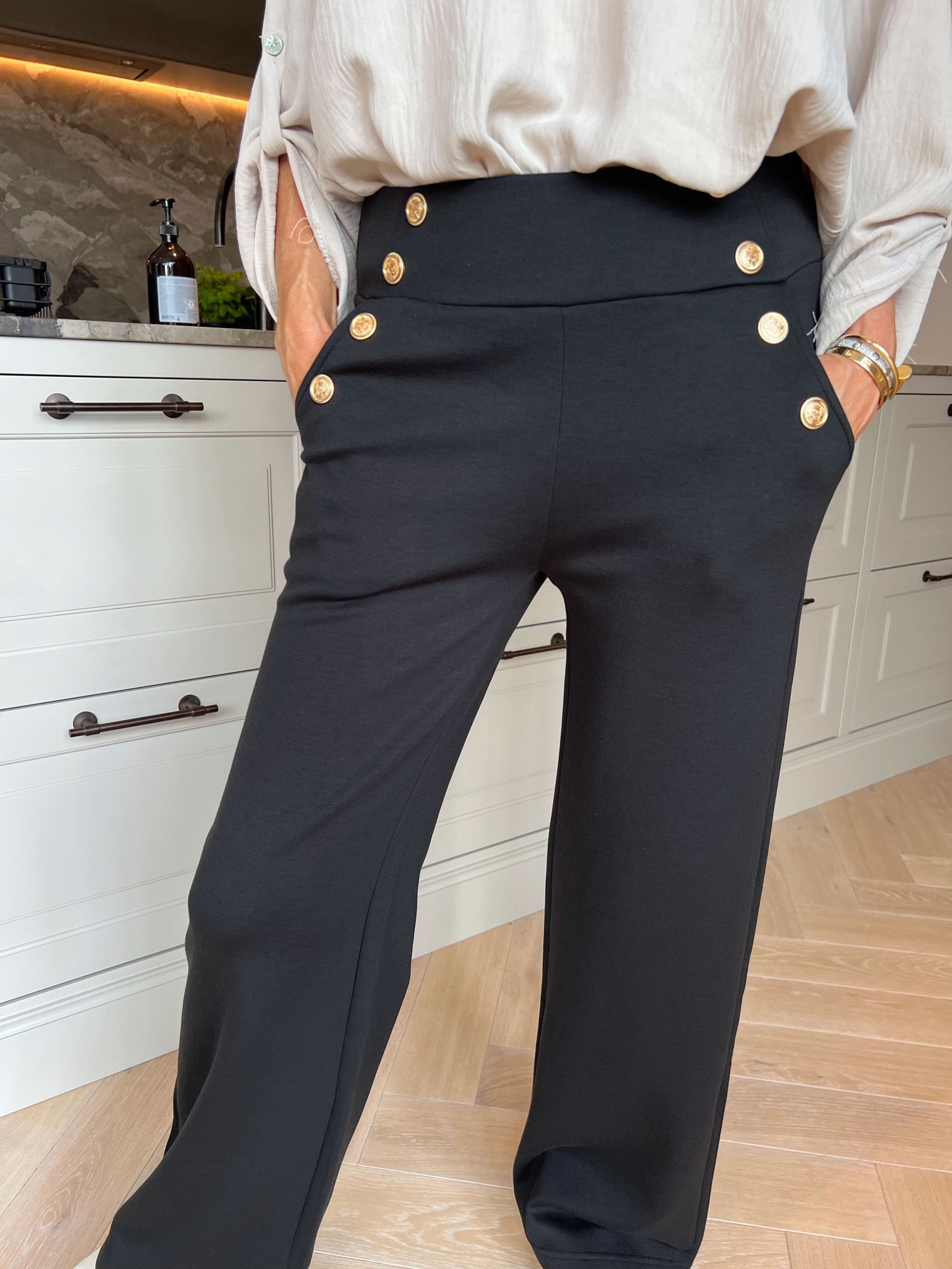 Callie - Bløde og løse bukser med elegante guldknapper foran