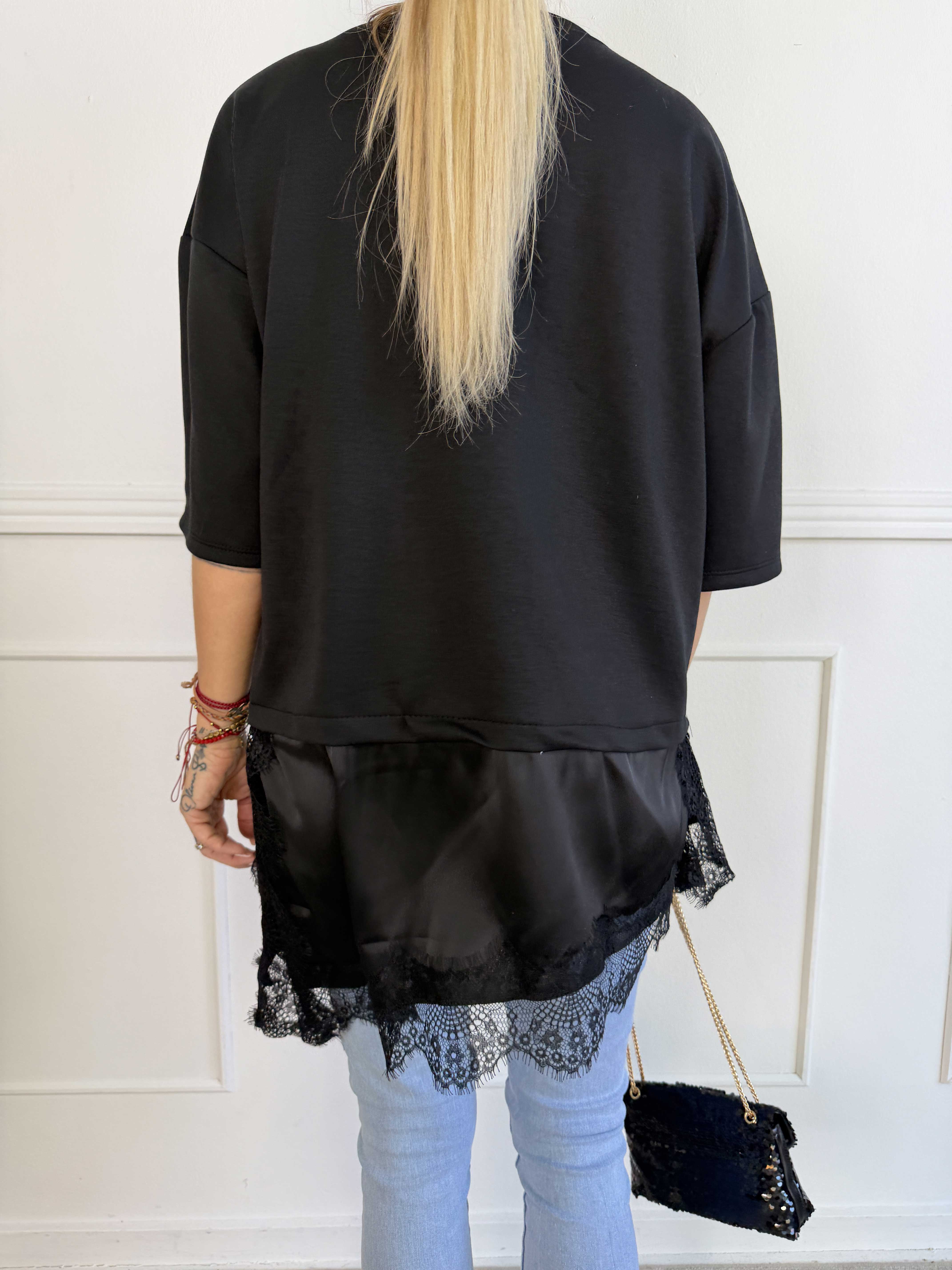 Camemi - Oversized t-shirt med indsyet top med blondekant forneden