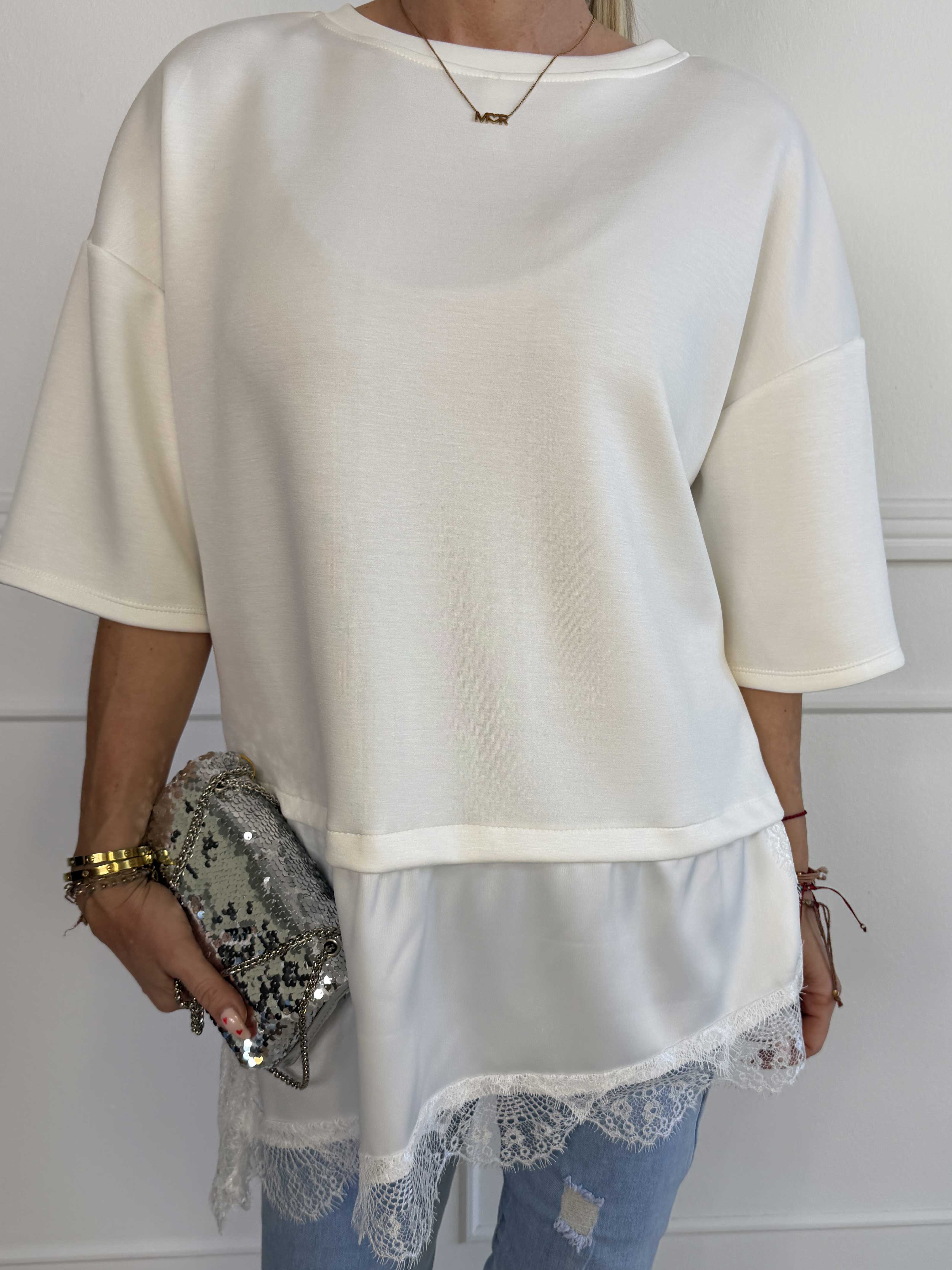 Camemi - Oversized t-shirt med indsyet top med blondekant forneden