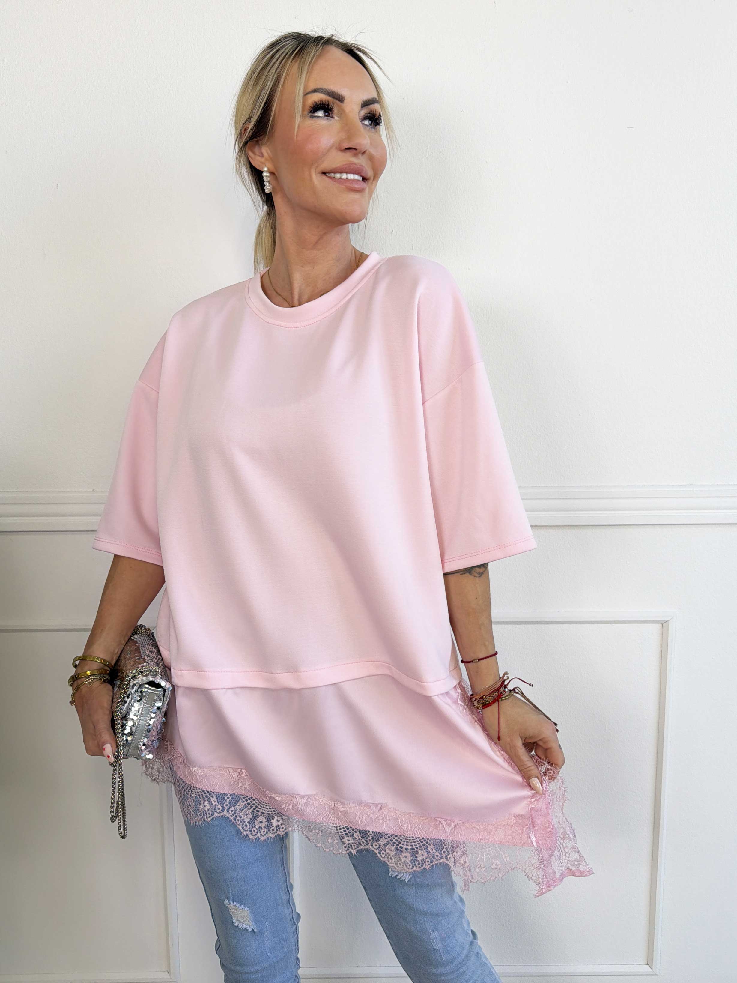 Camemi - Oversized t-shirt med indsyet top med blondekant forneden