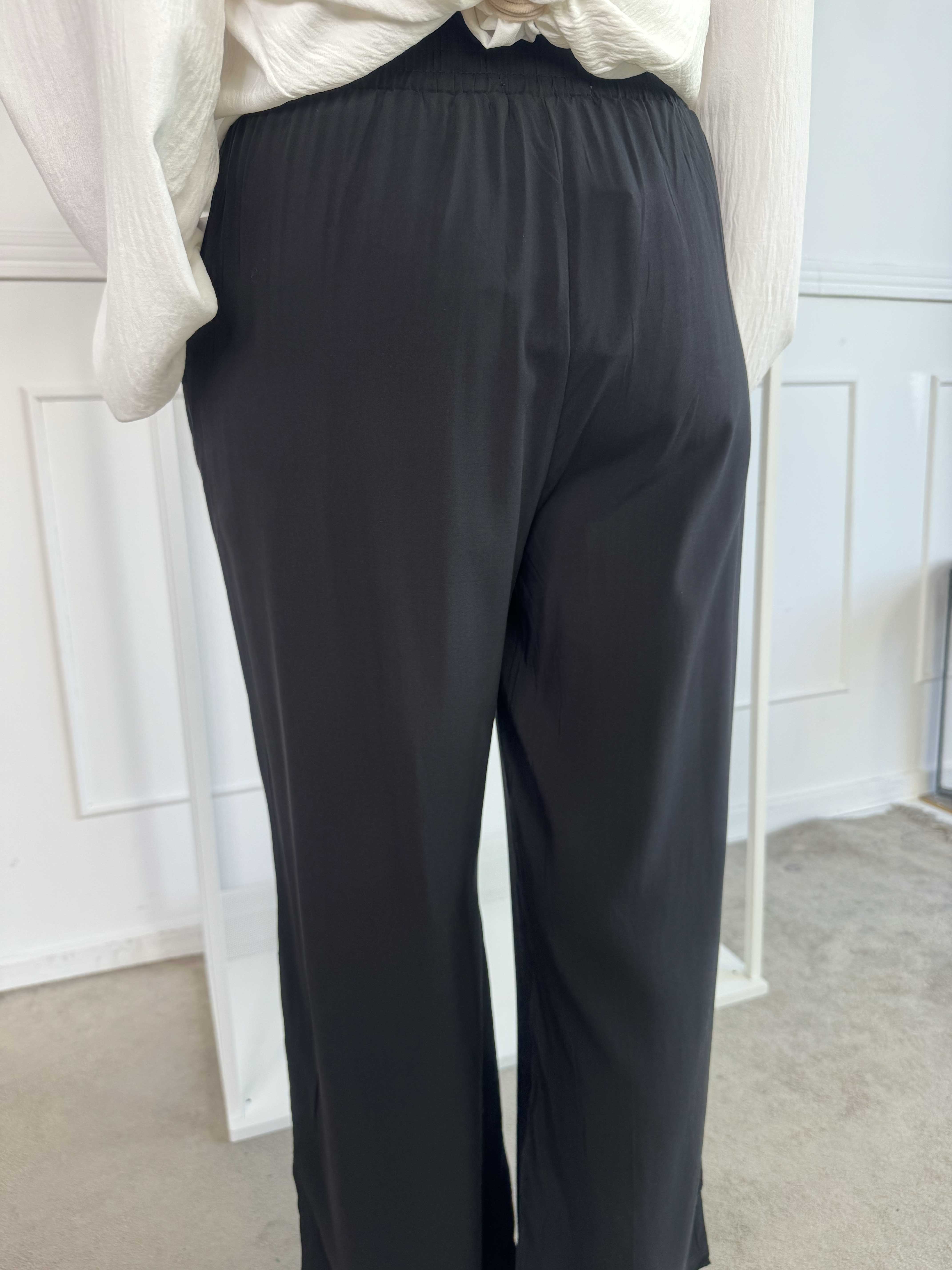 Camila - Enfärgade, lösa byxor med resår i midjan