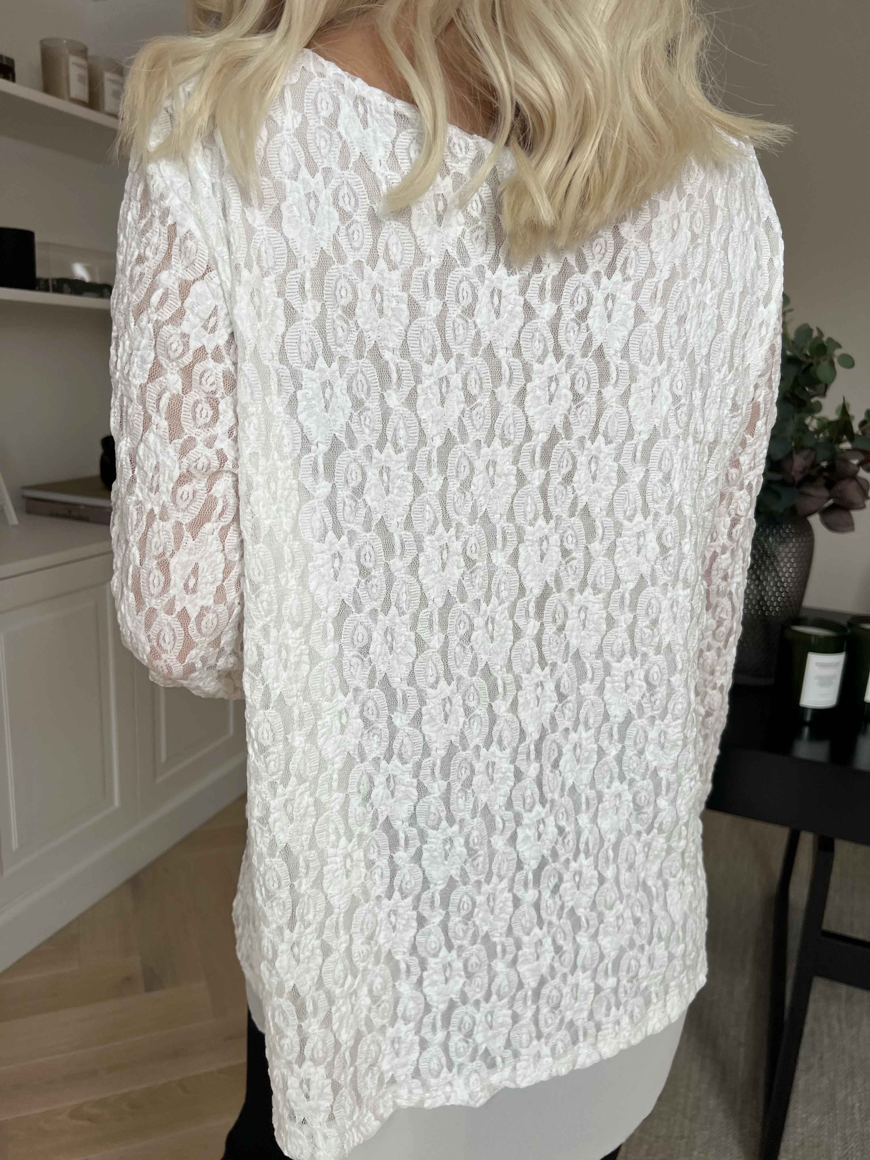 Candidas - Sød blondetunika med chiffonlag