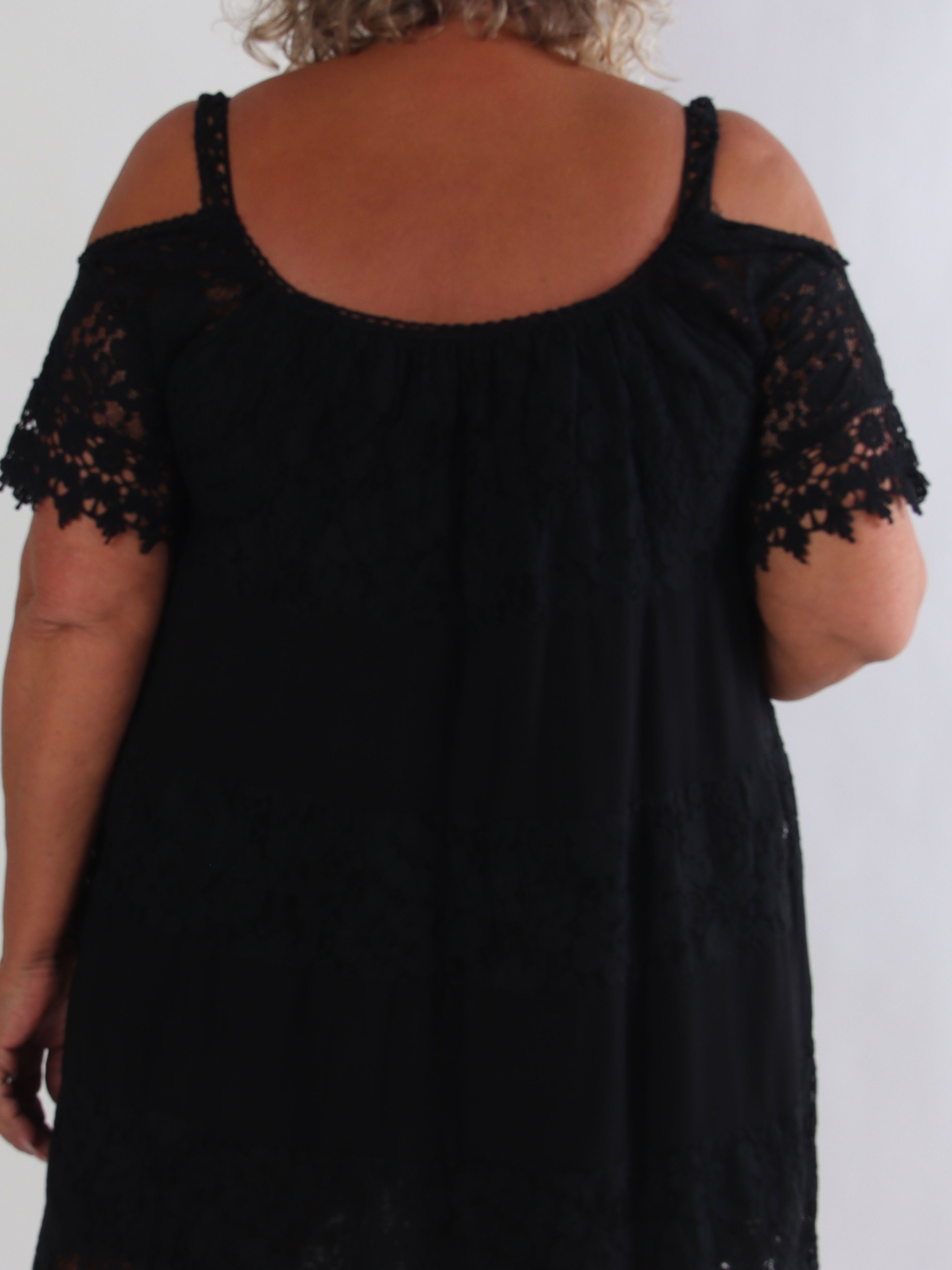 Capitolina - Plus size blondekjole i bomuldsblanding med åbne skuldre