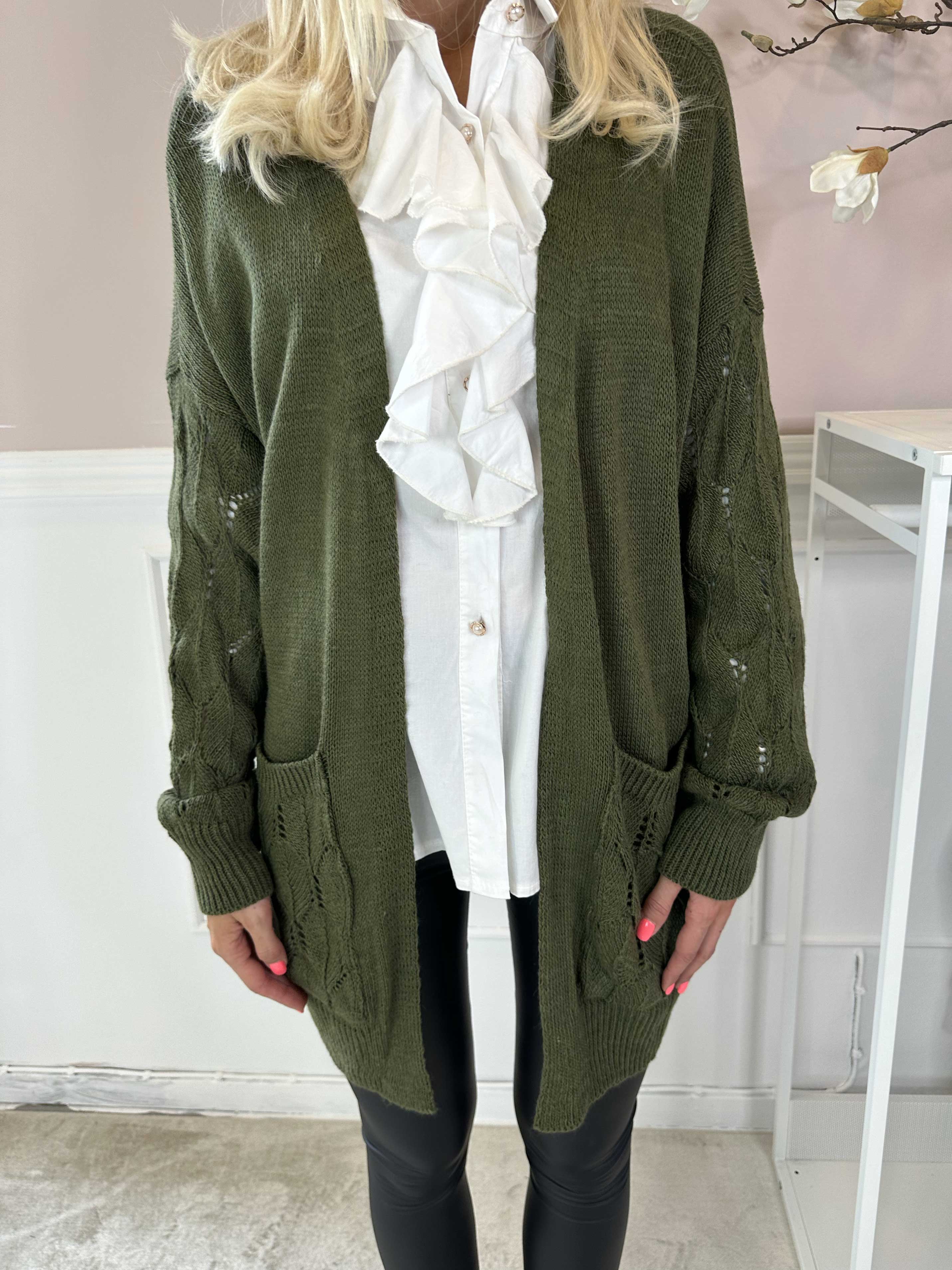 Capri - Stickad kofta med fickor