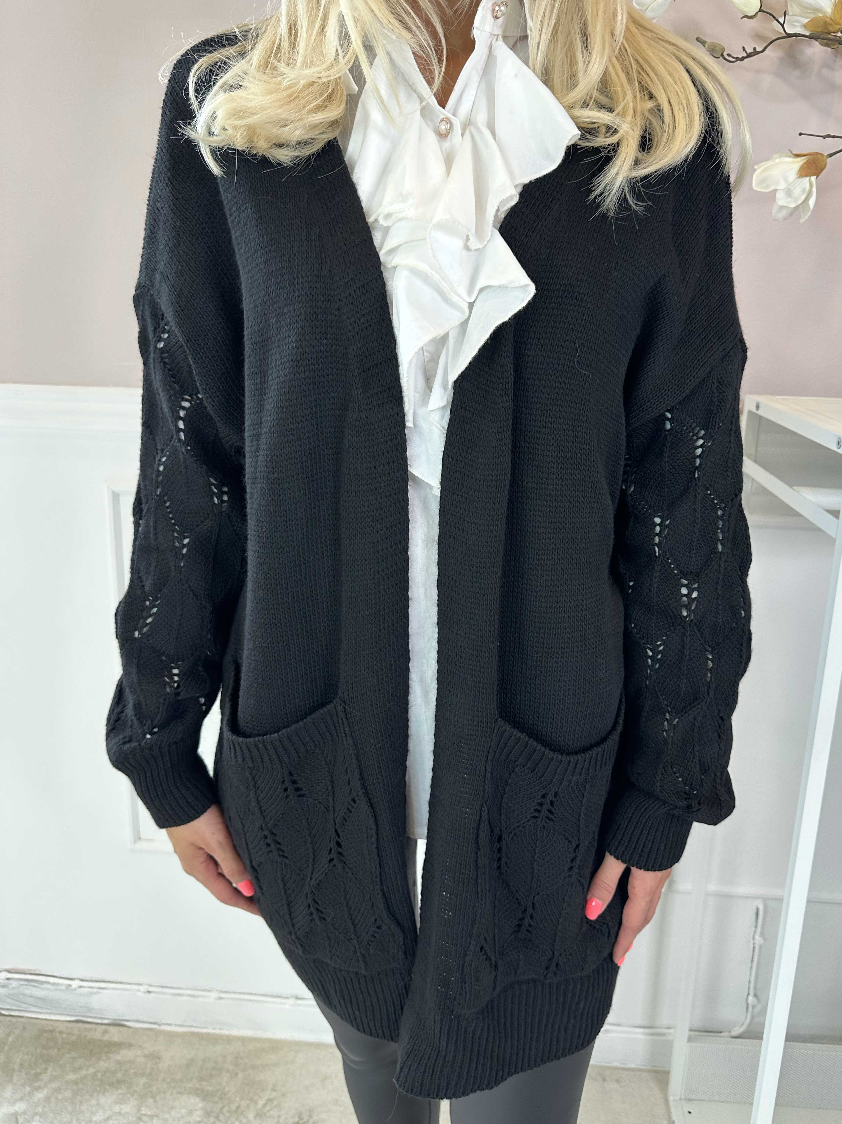 Capri - Stickad kofta med fickor