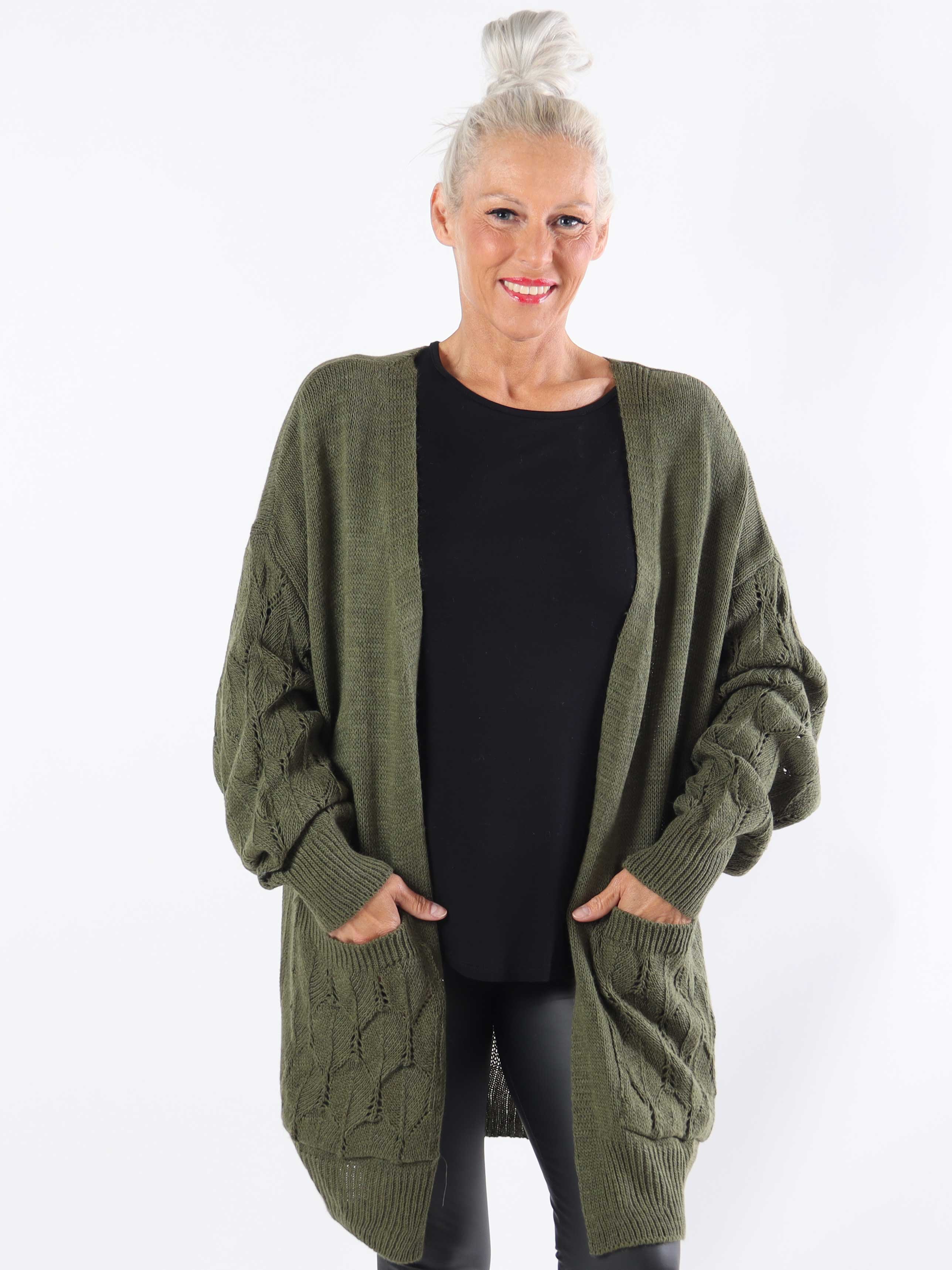 Capri - Stickad kofta i plus size med fickor