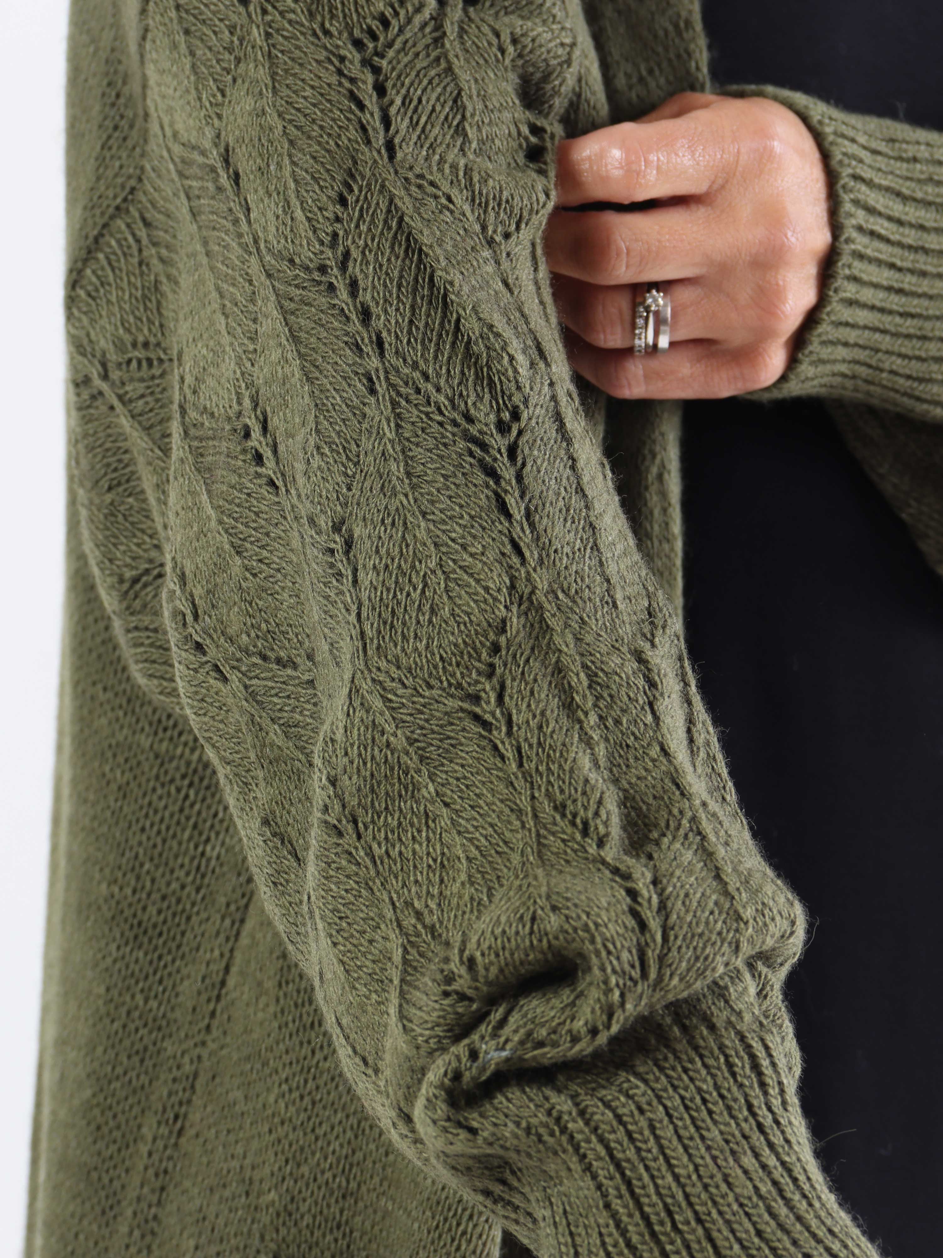 Capri - Stickad kofta i plus size med fickor