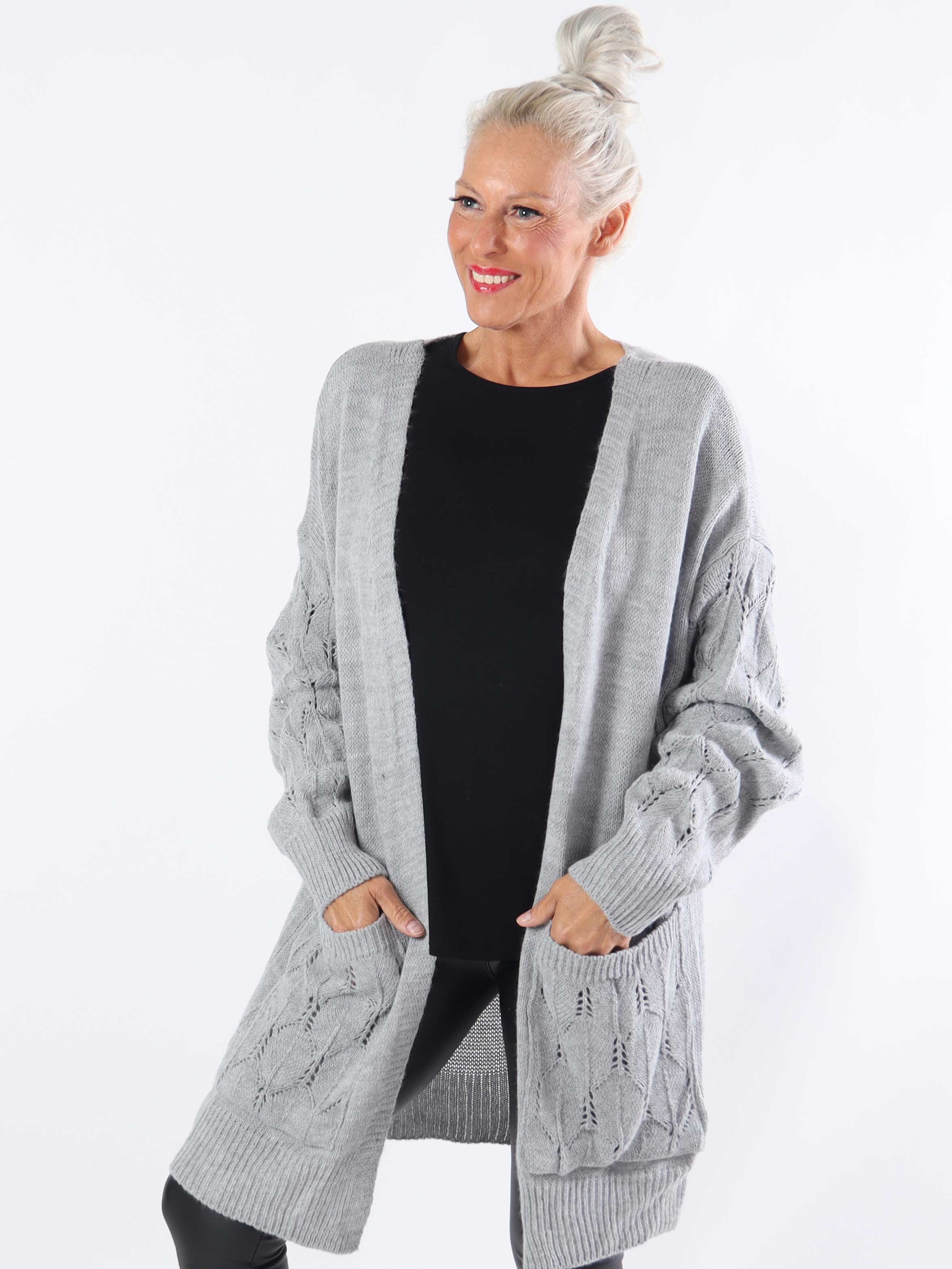 Capri - Stickad kofta i plus size med fickor