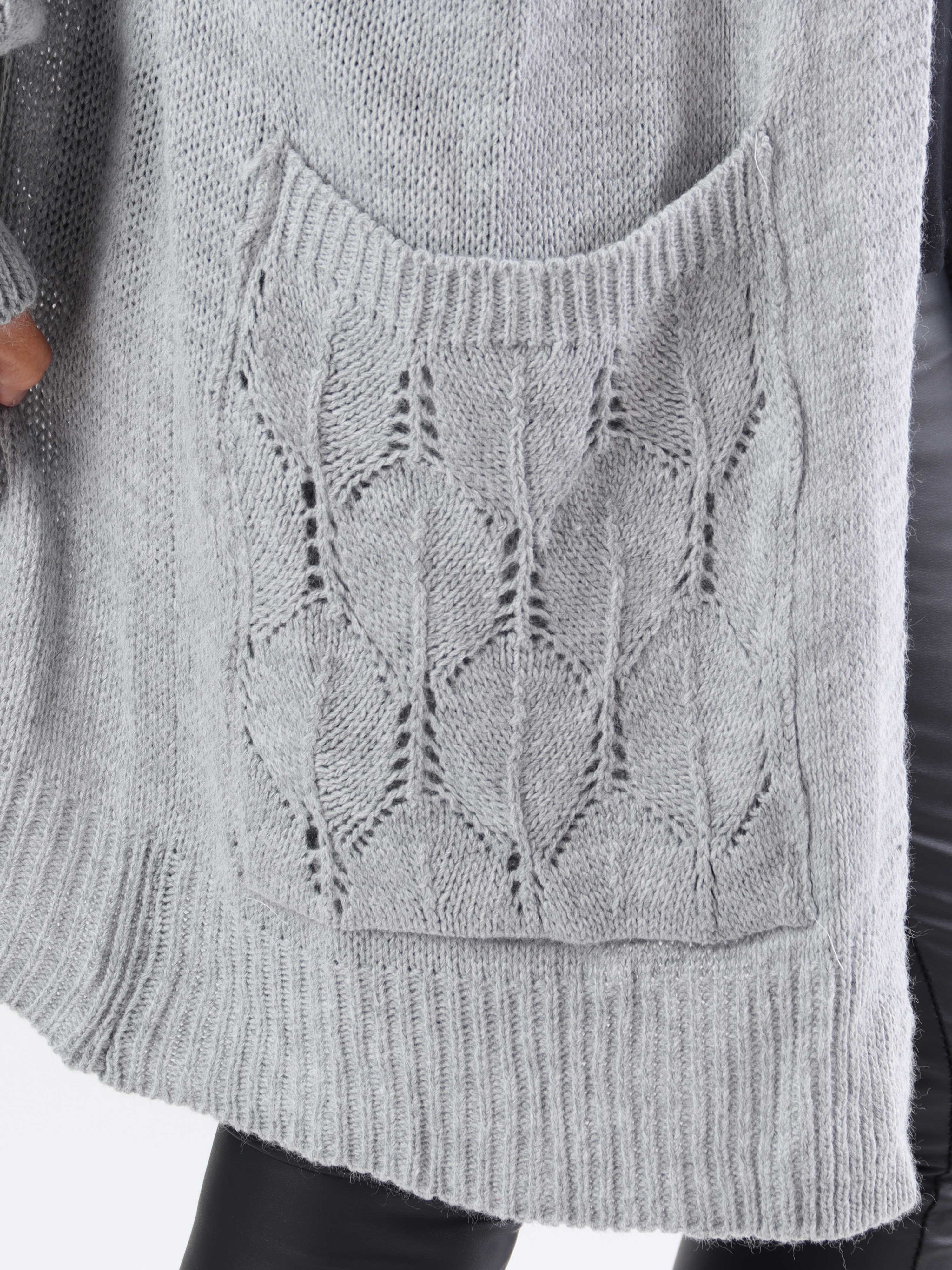 Capri - Stickad kofta i plus size med fickor