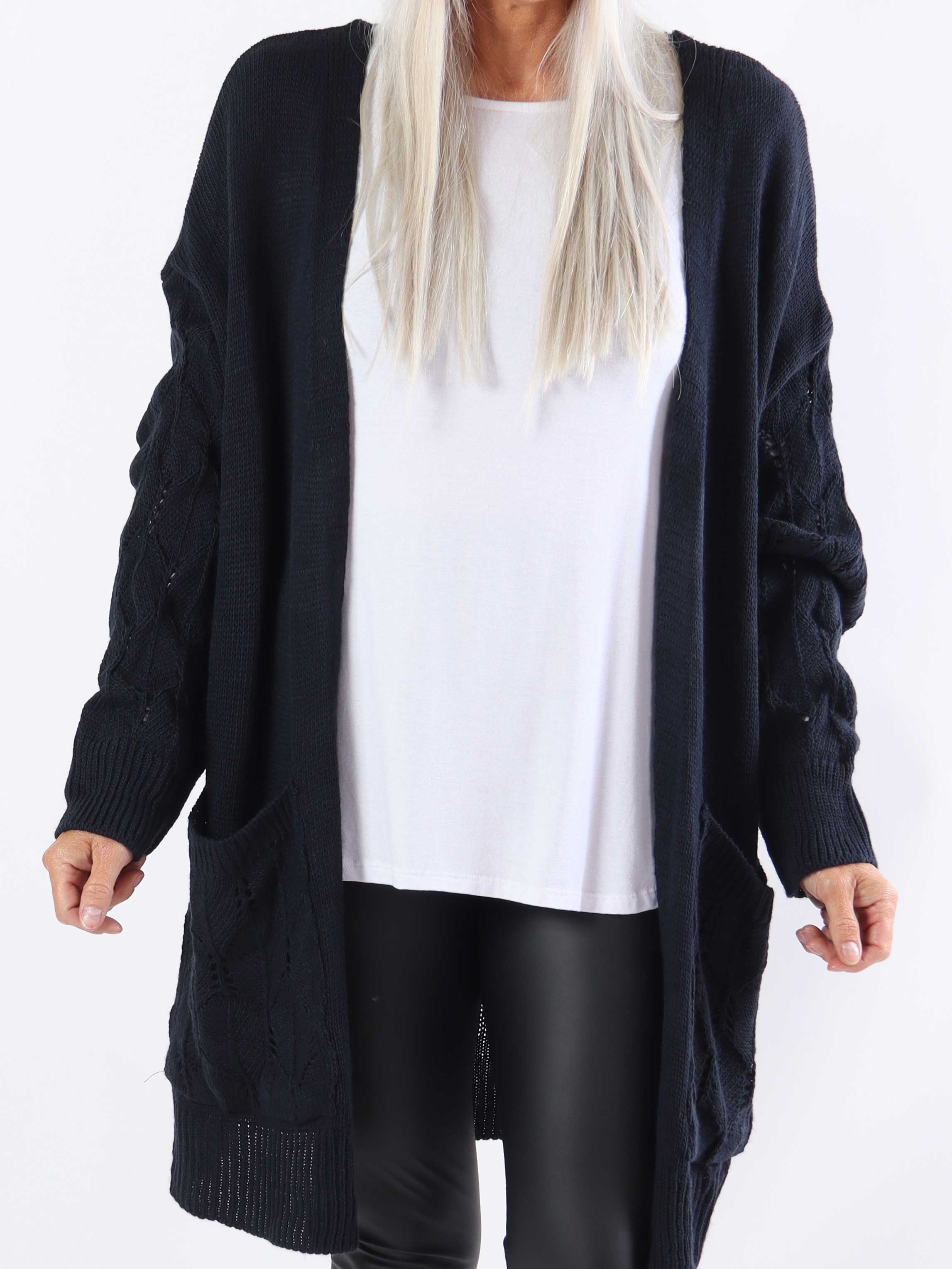 Capri - Stickad kofta i plus size med fickor