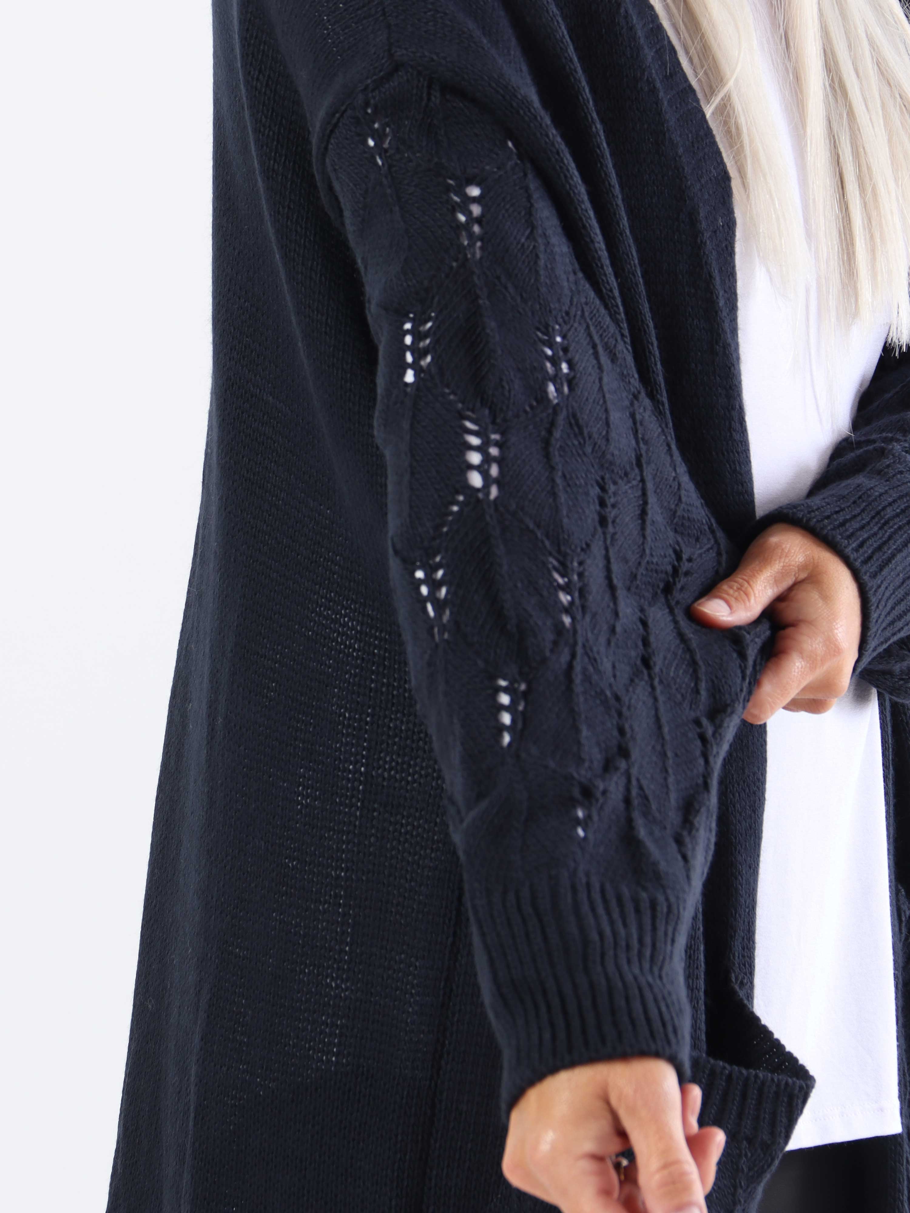 Capri - Stickad kofta i plus size med fickor