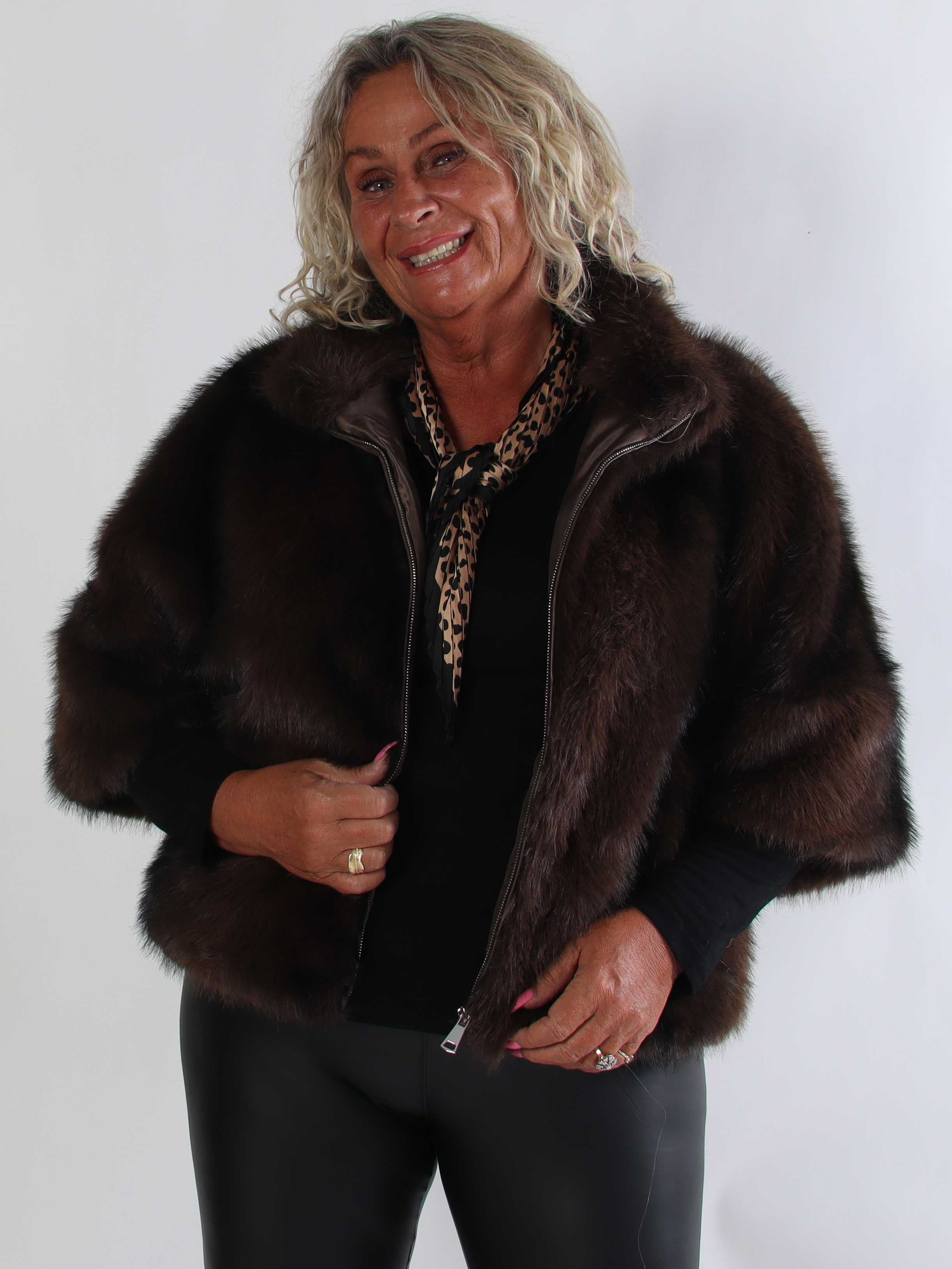 Caramella - Blød og eksklusiv plus size faux fur-jakke i kort model med lynlåslukning