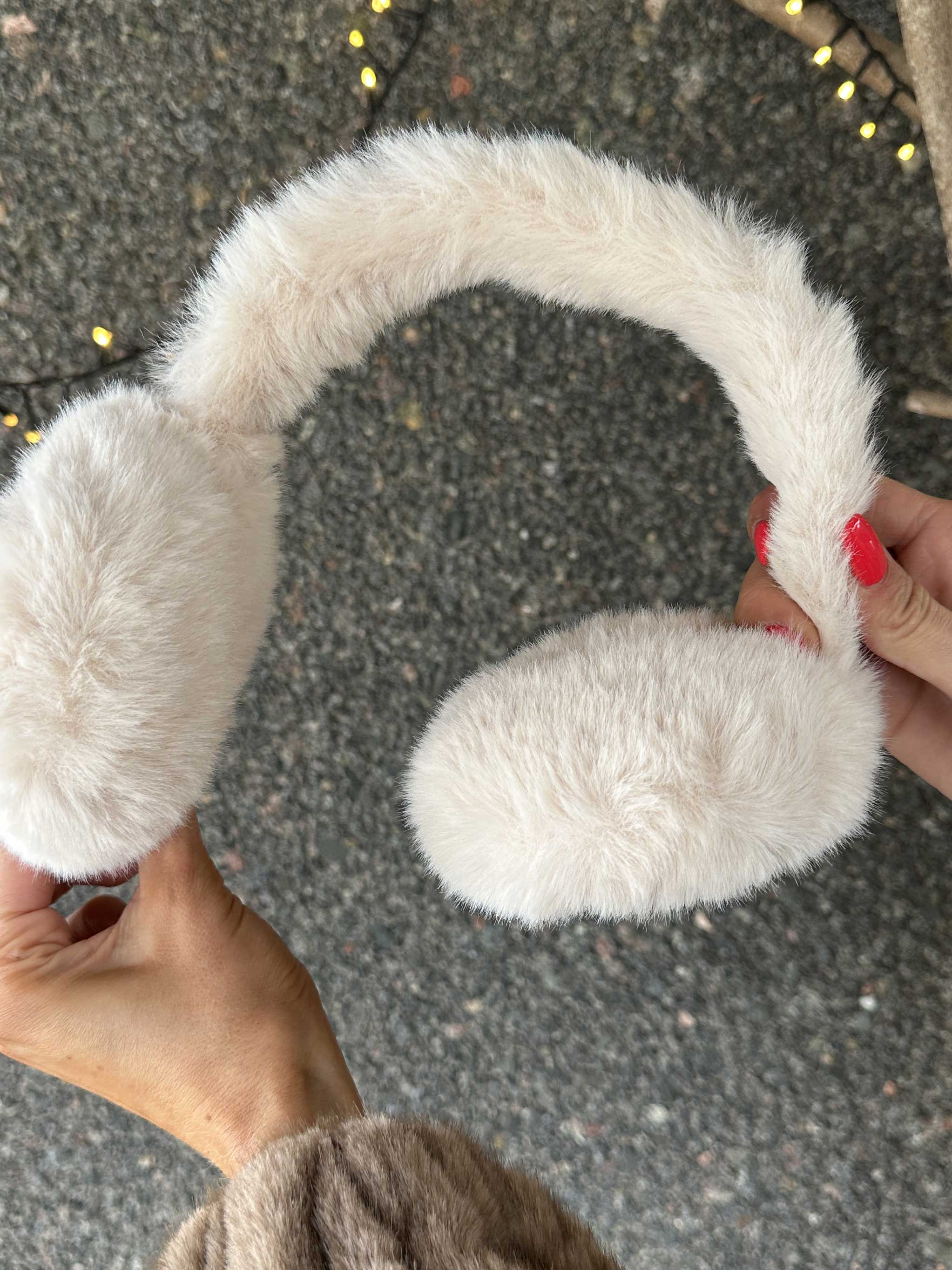 Carlita - Öronvärmare i mockaimitation med mjuk fuskpäls