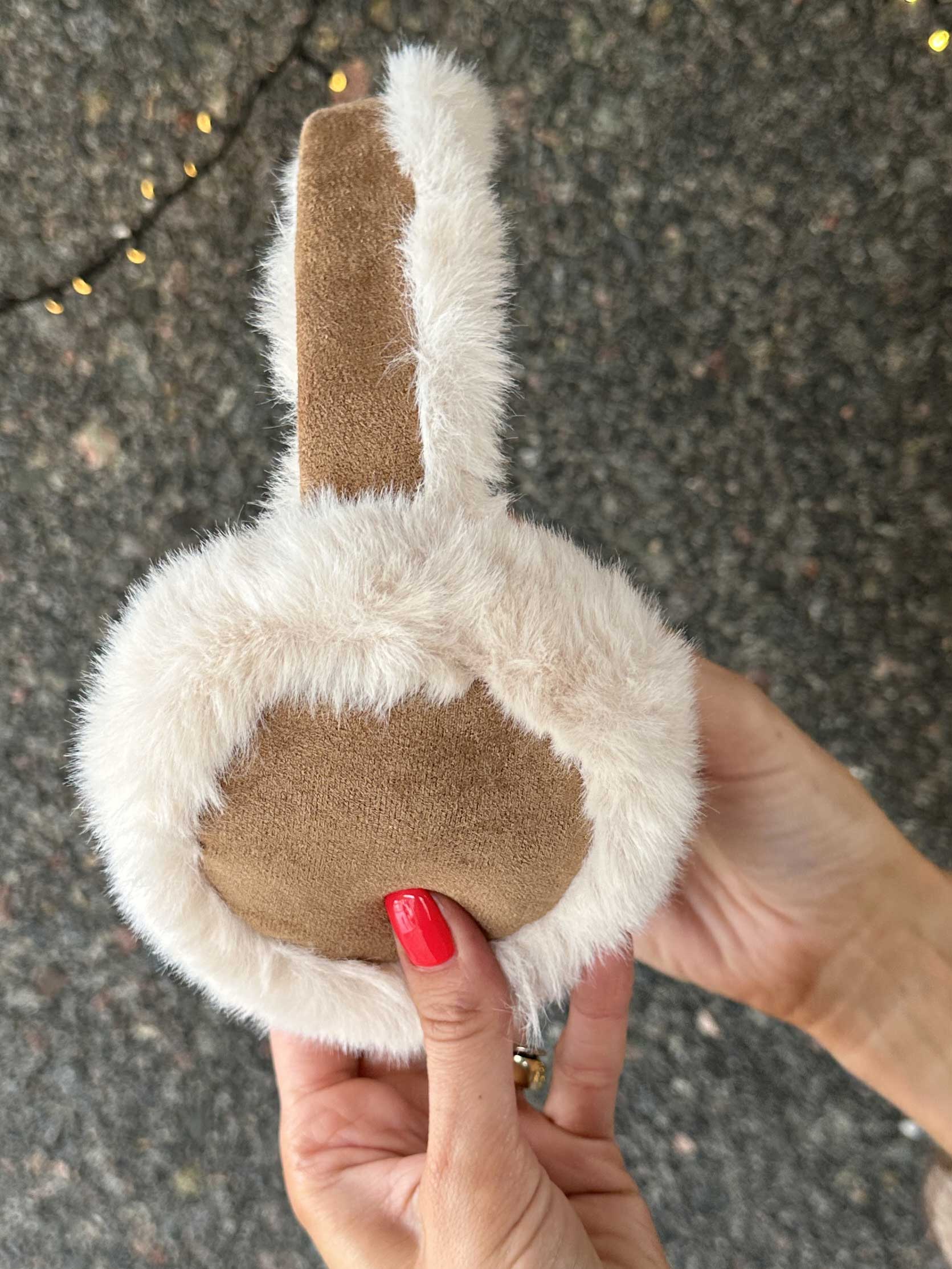 Carlita - Öronvärmare i mockaimitation med mjuk fuskpäls