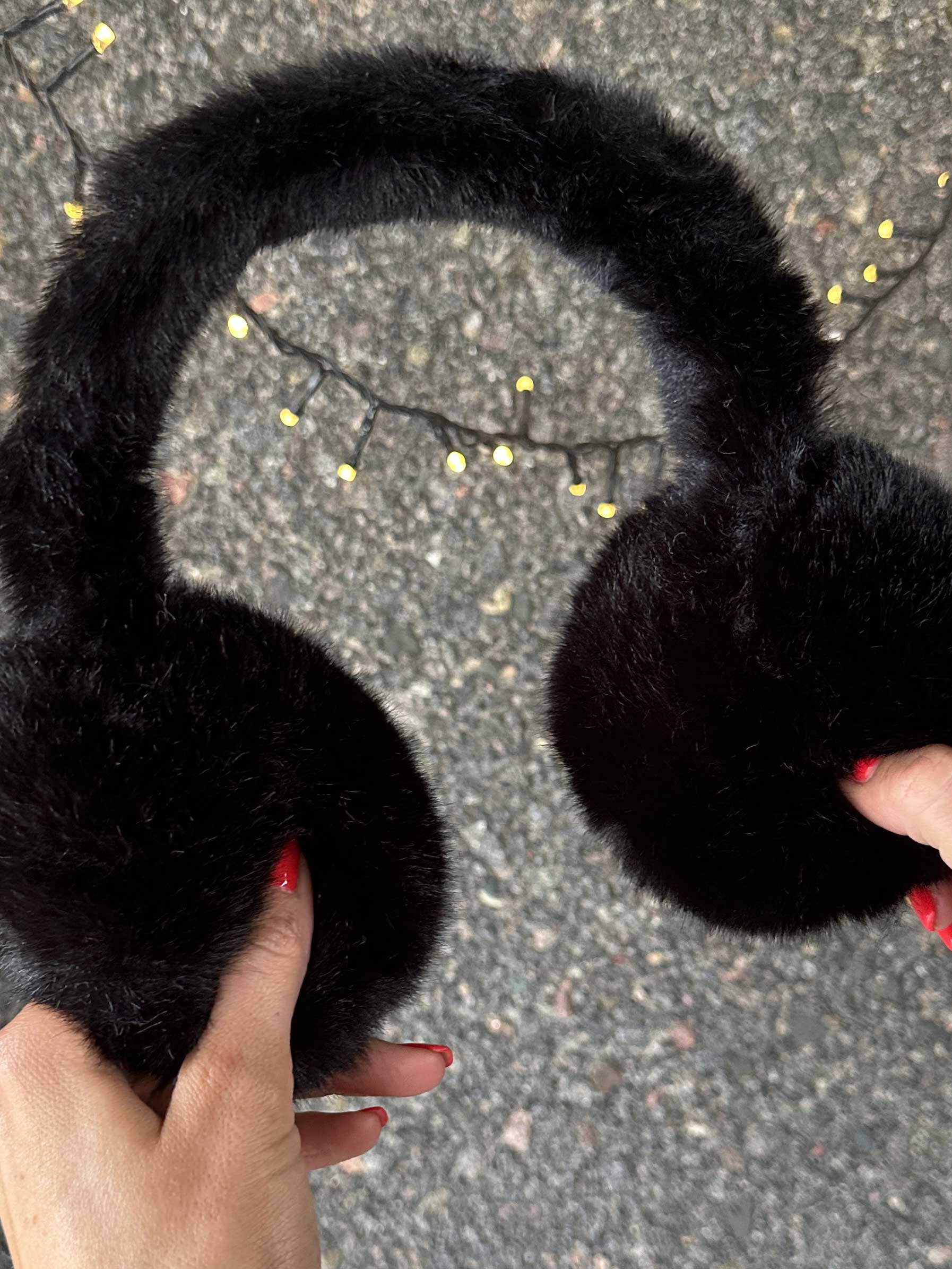 Carlita - Öronvärmare i mockaimitation med mjuk fuskpäls