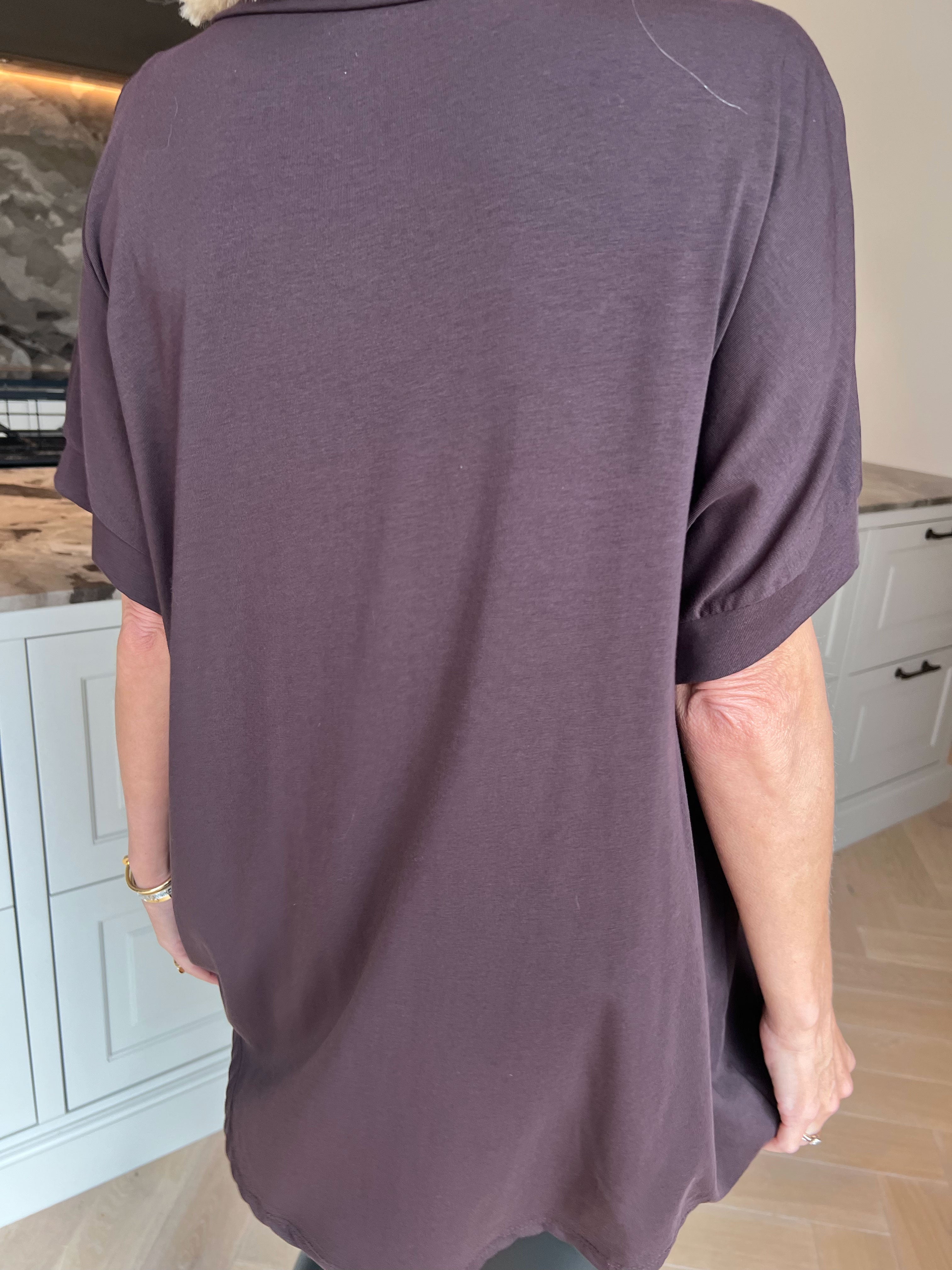 Carna - T-shirt i bomuld med VOGUE på brystet med fine similisten og nitter