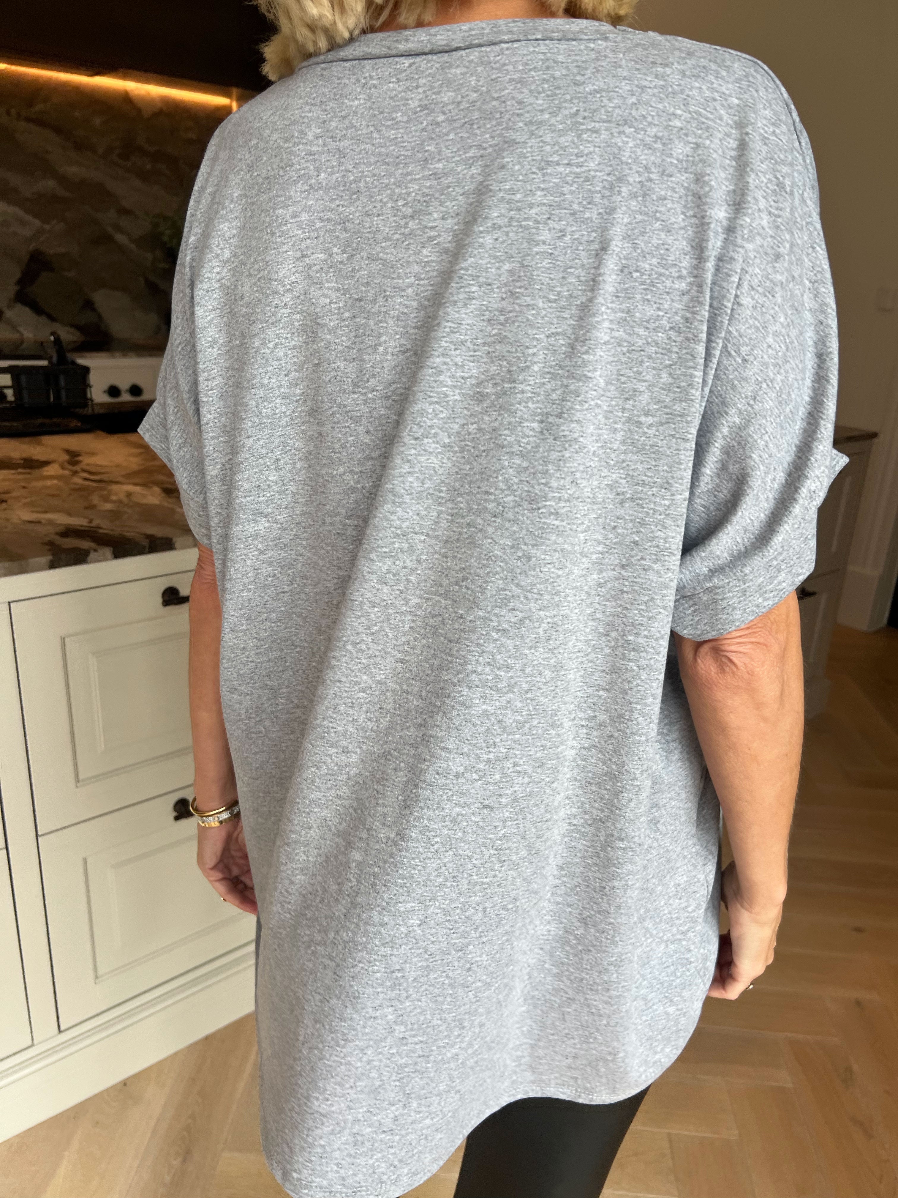 Carna - T-shirt i bomuld med VOGUE på brystet med fine similisten og nitter