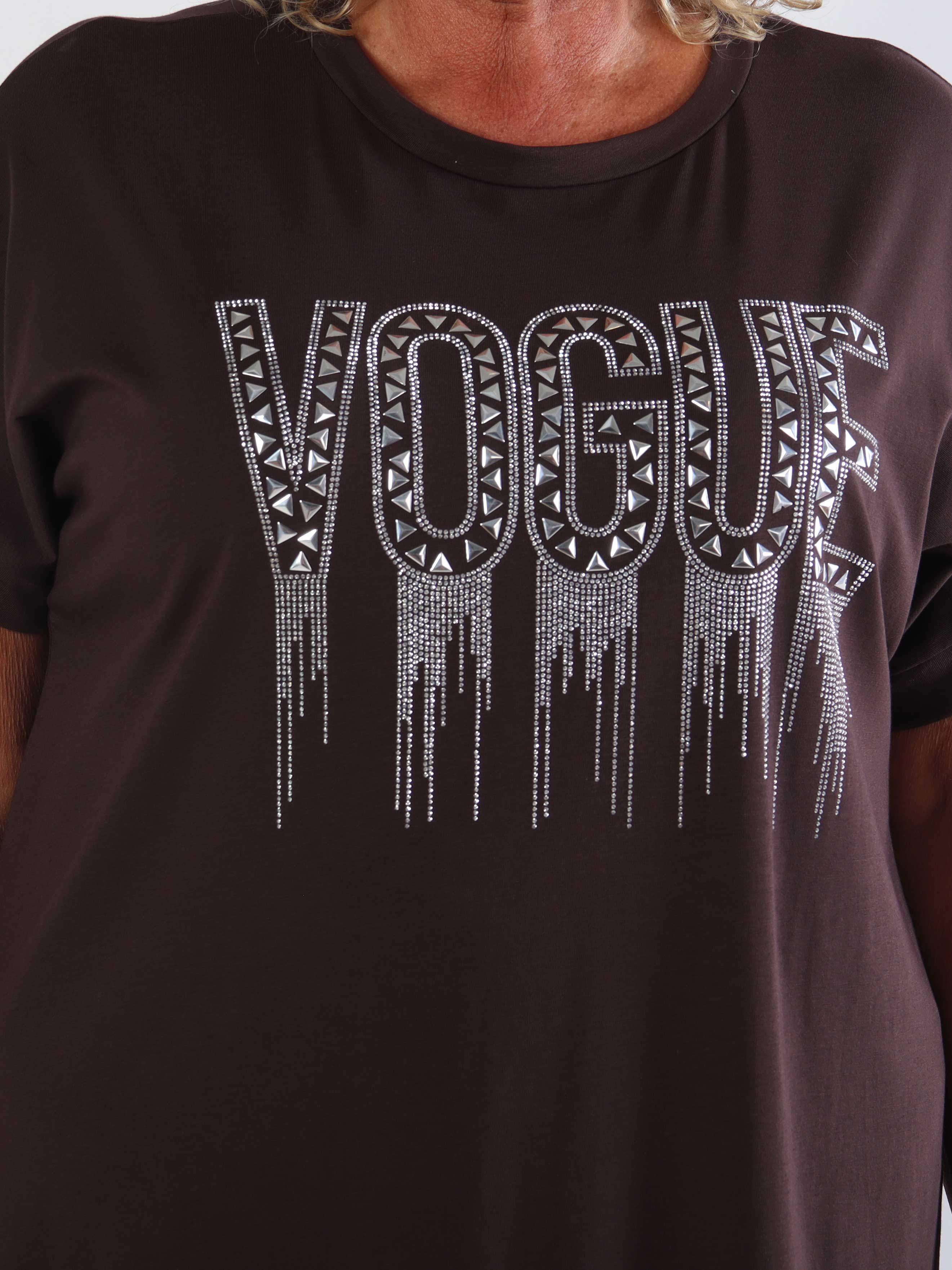 Carna - Plus size t-shirt i bomuld med VOGUE på brystet med fine similisten