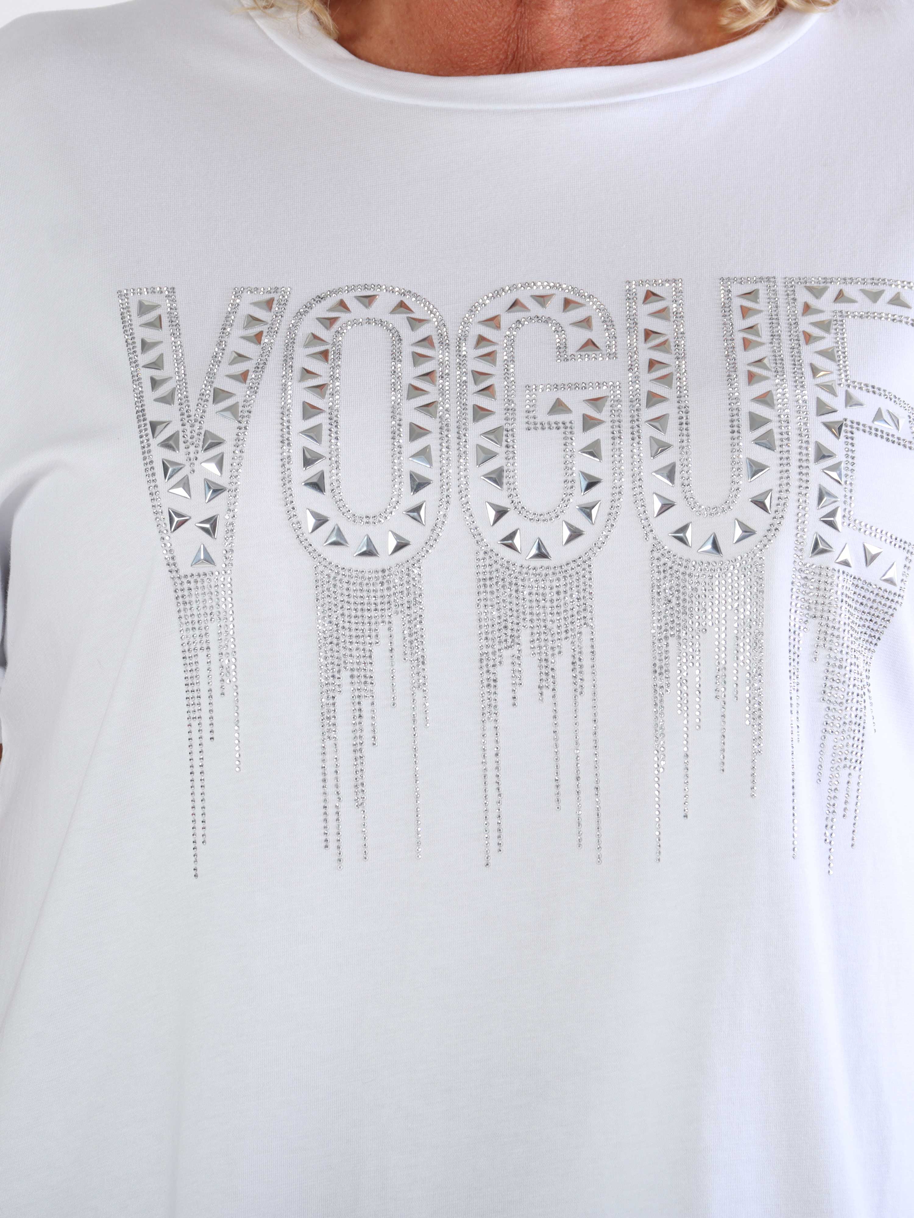 Carna - Plus size t-shirt i bomuld med VOGUE på brystet med fine similisten