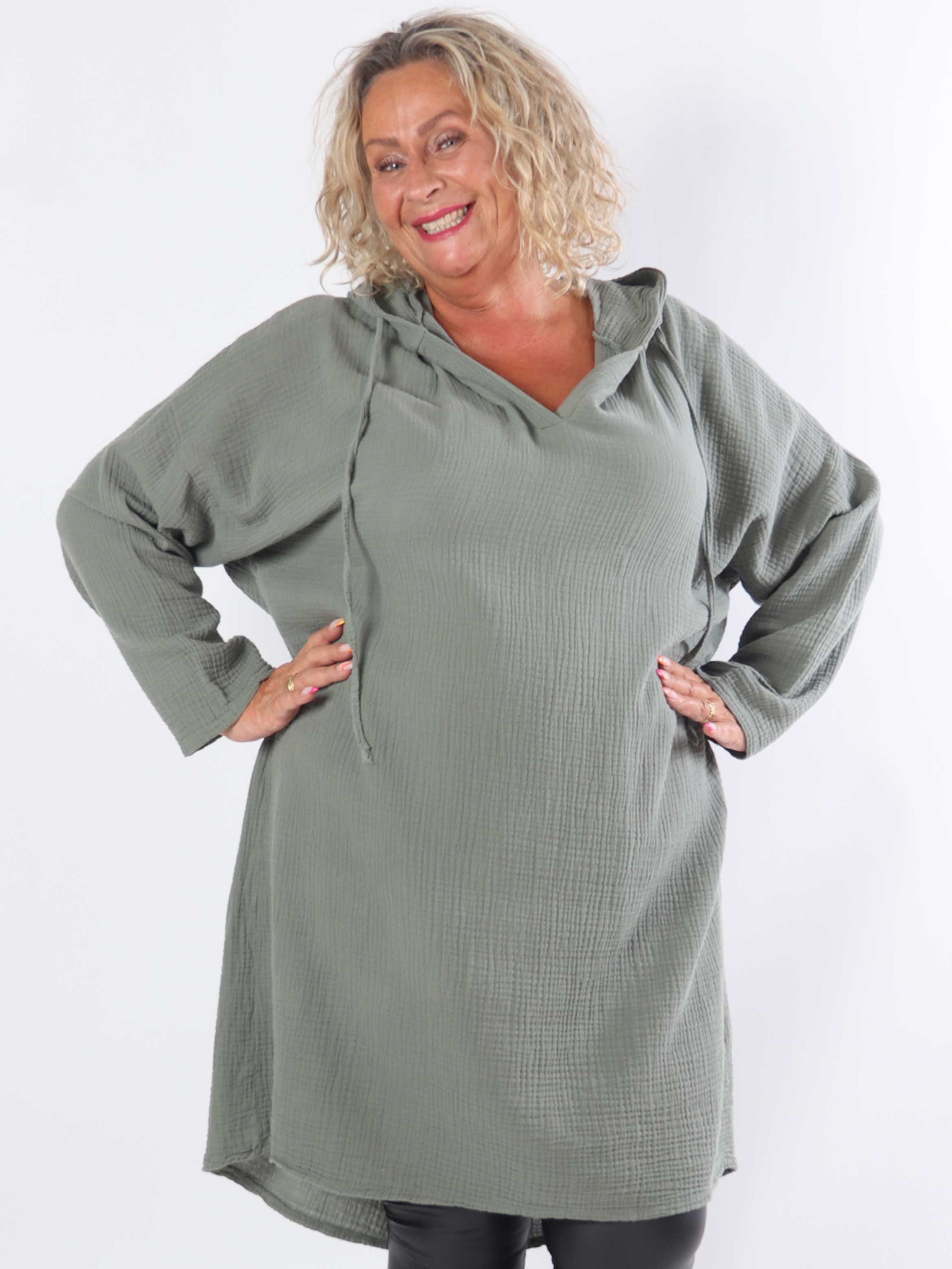 Caro - Mjuk plus size-klänning i bomull med huva