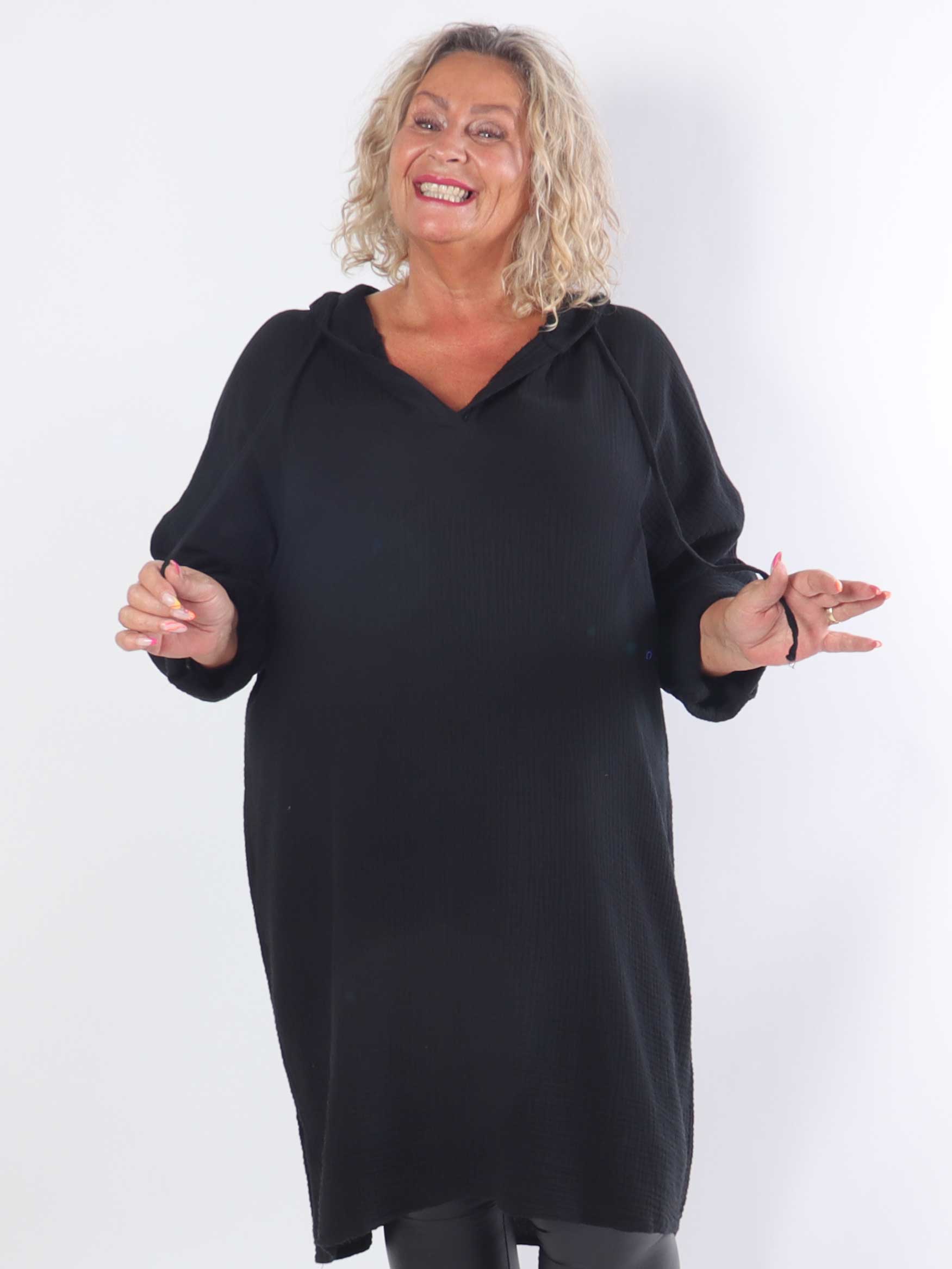 Caro - Mjuk plus size-klänning i bomull med huva