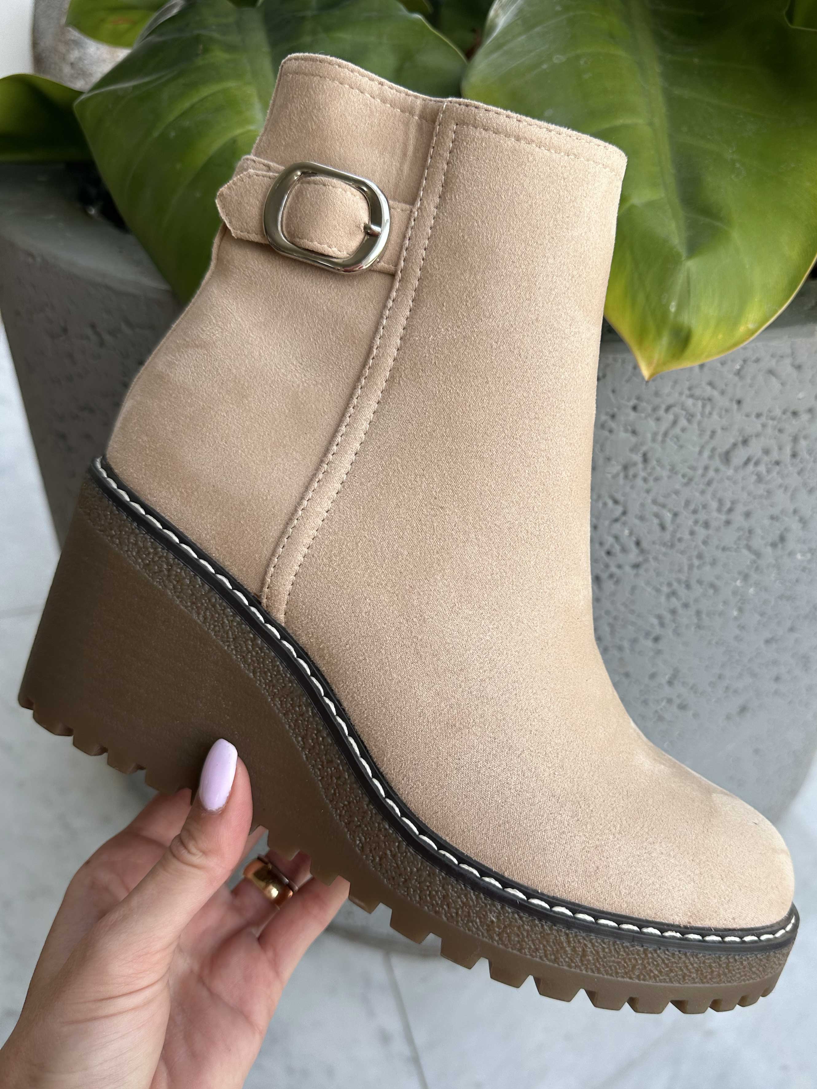 Carola - Känga med kilklack och silverspänne