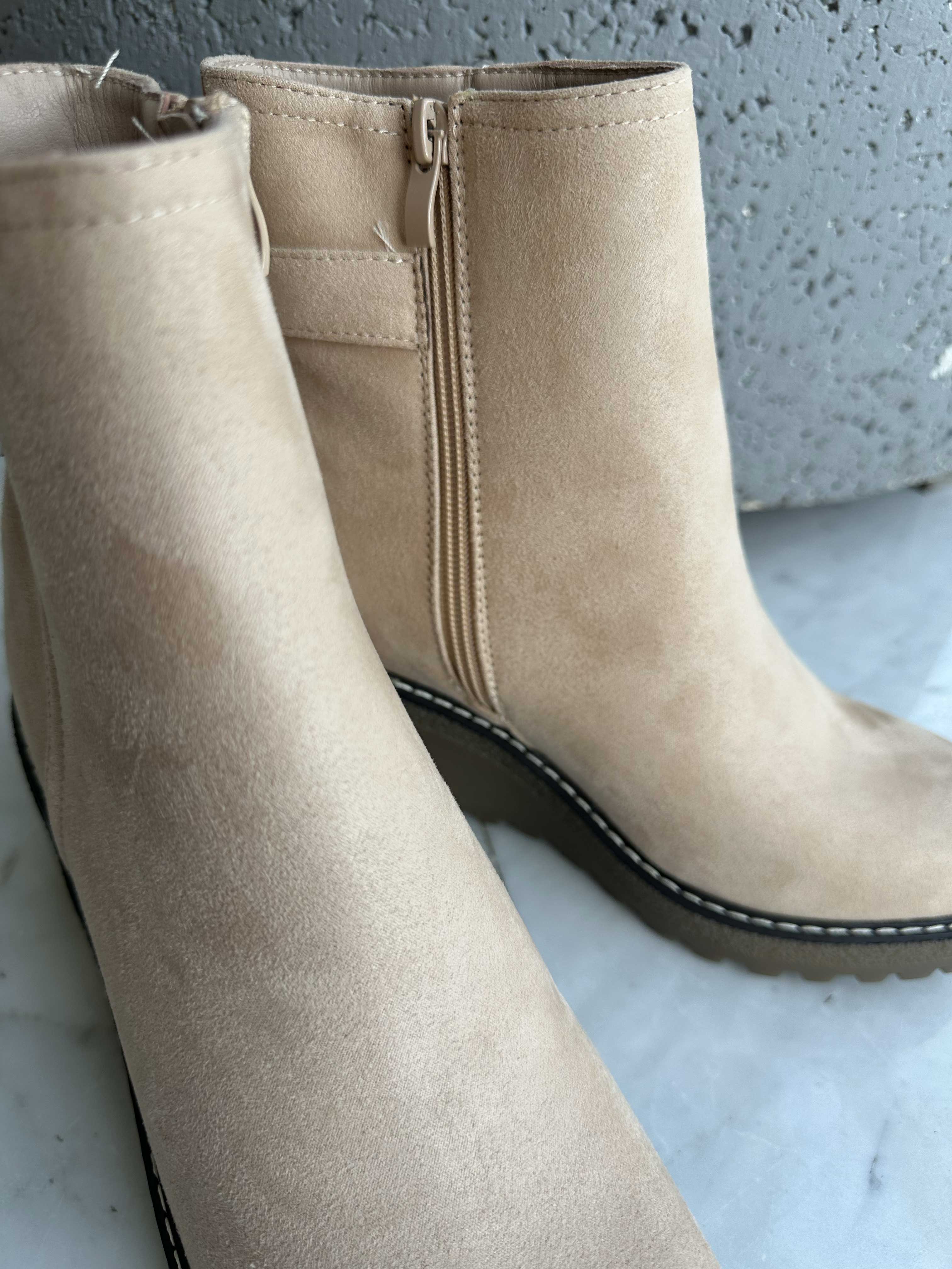 Carola - Känga med kilklack och silverspänne