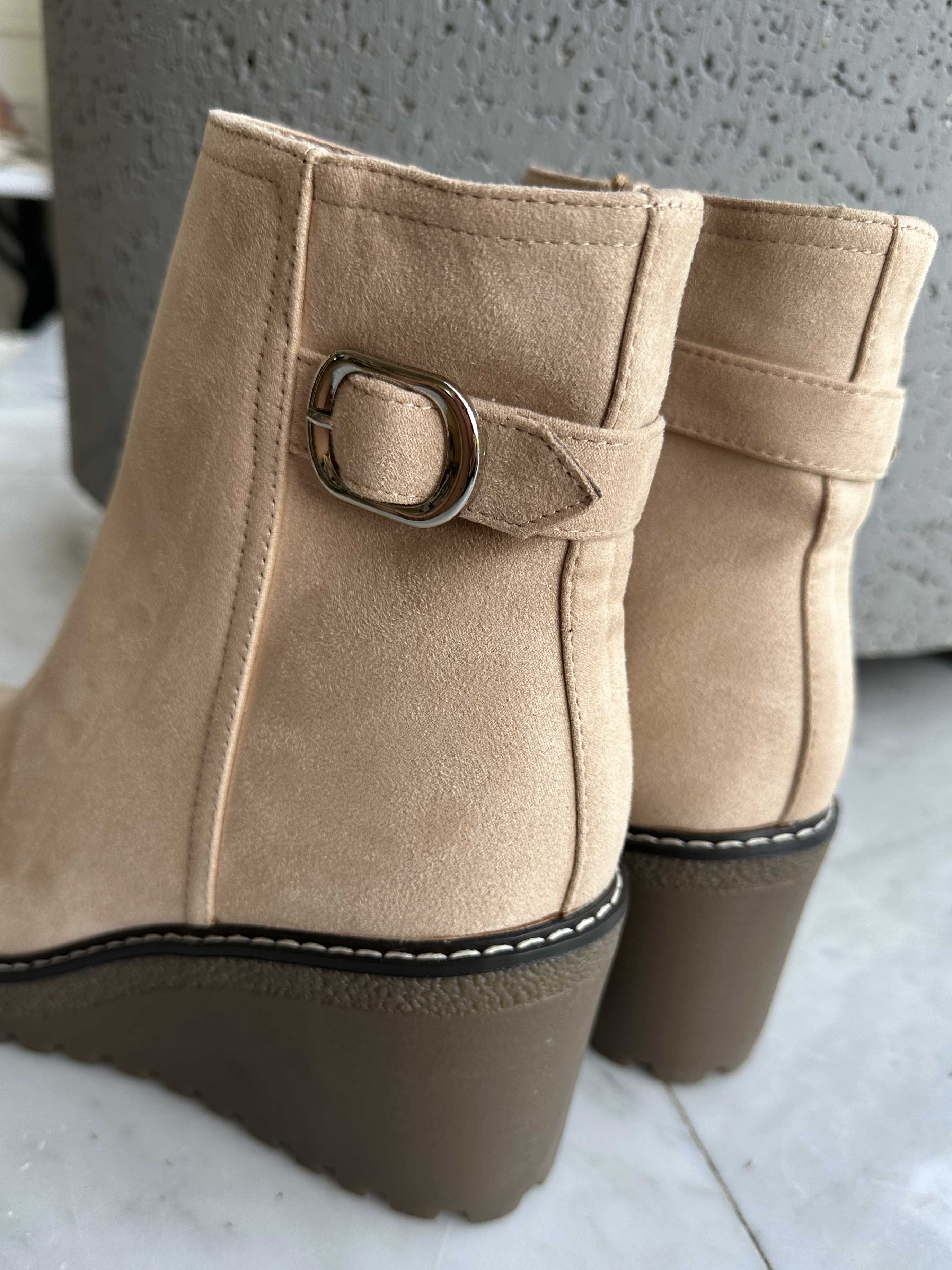 Carola - Känga med kilklack och silverspänne