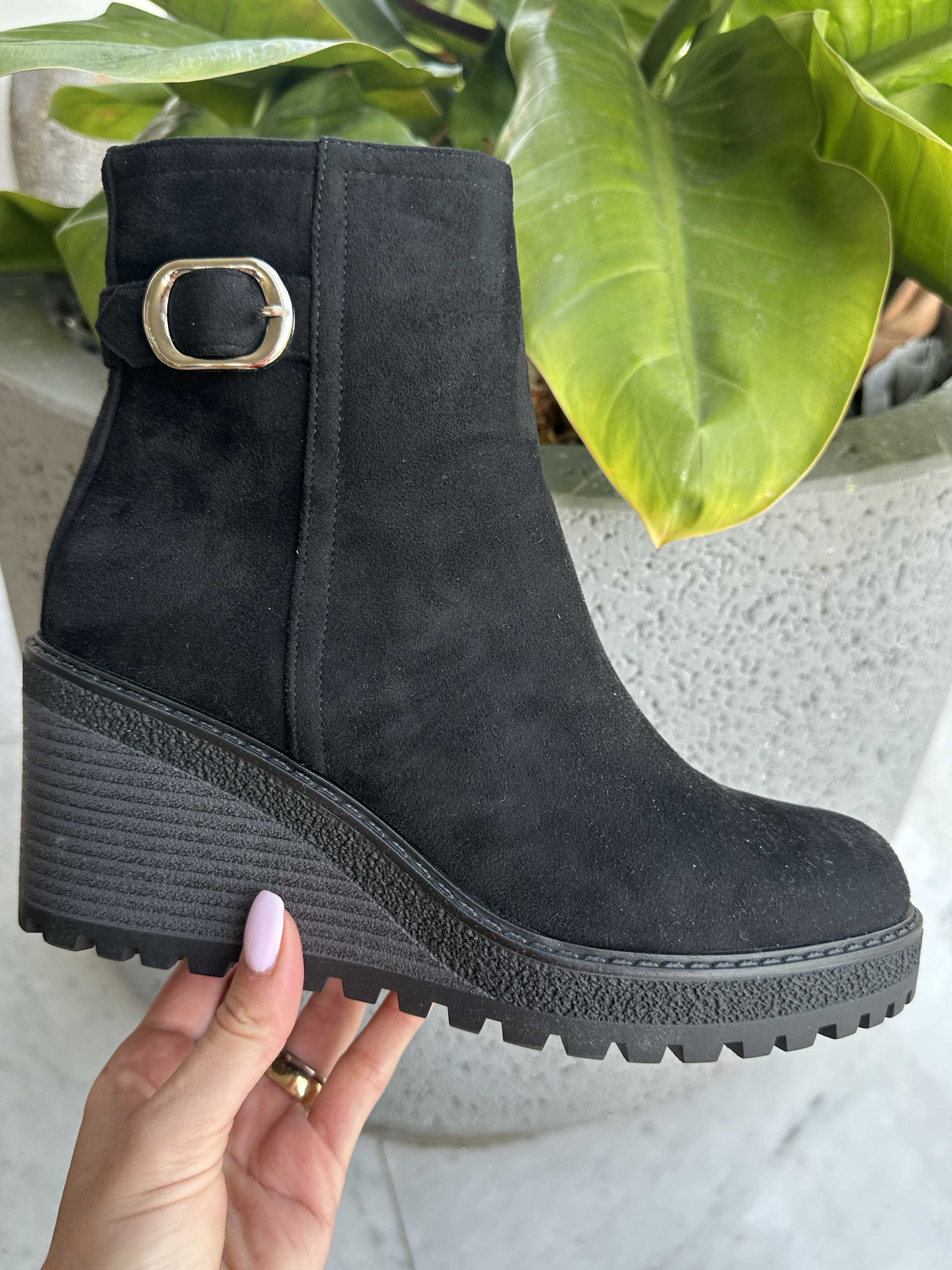 Carola - Känga med kilklack och silverspänne