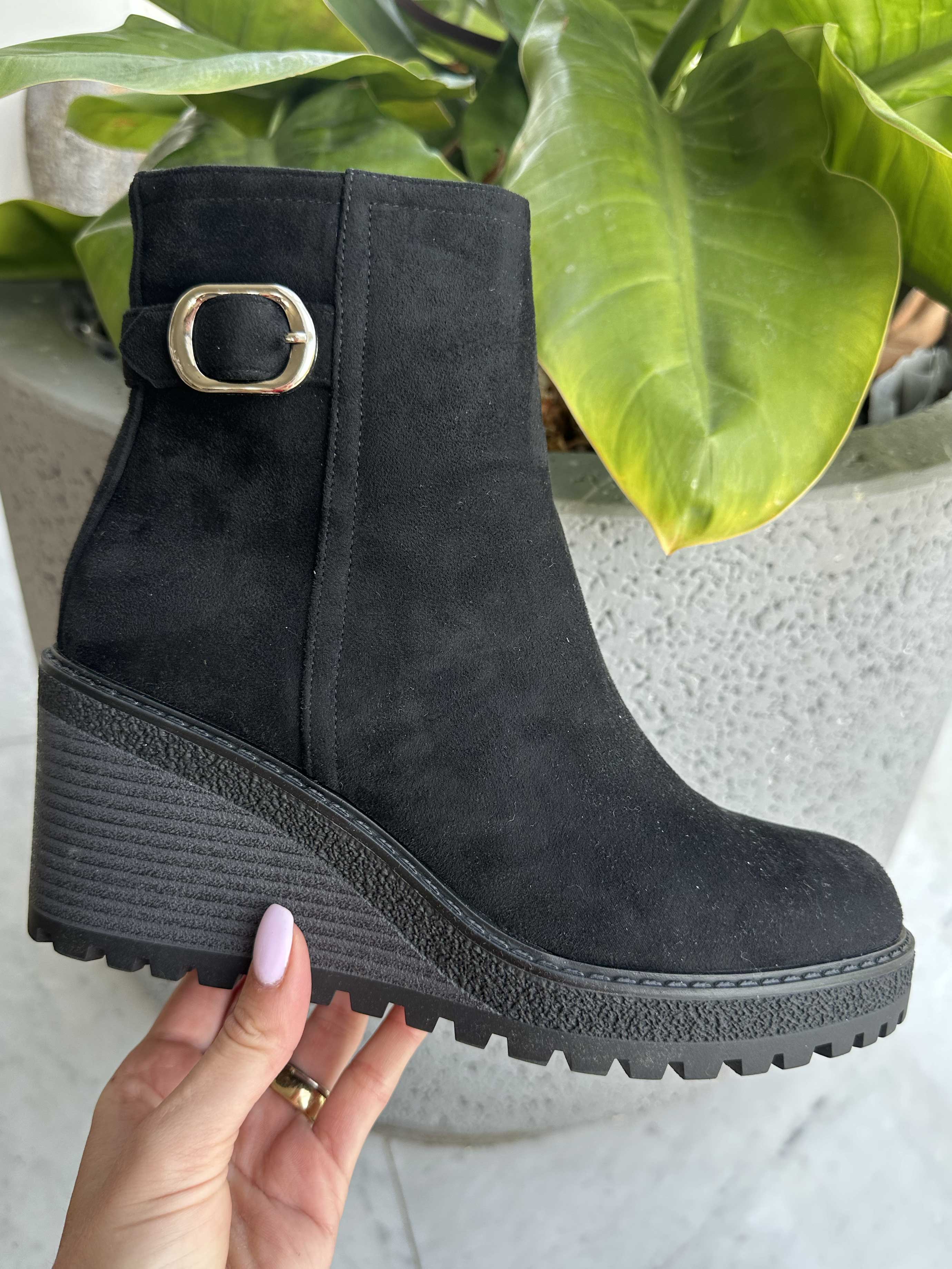 Carola - Känga med kilklack och silverspänne