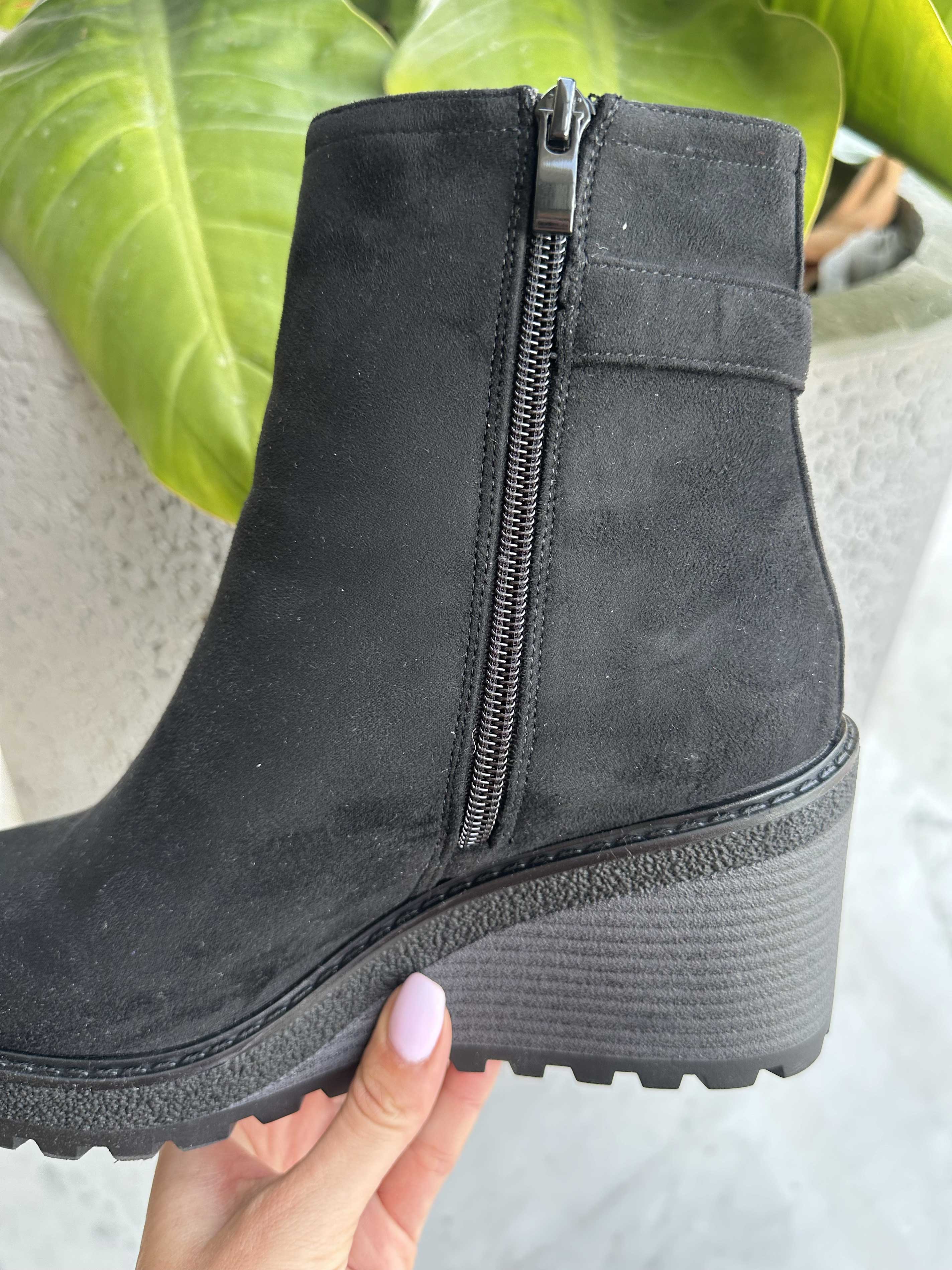 Carola - Känga med kilklack och silverspänne