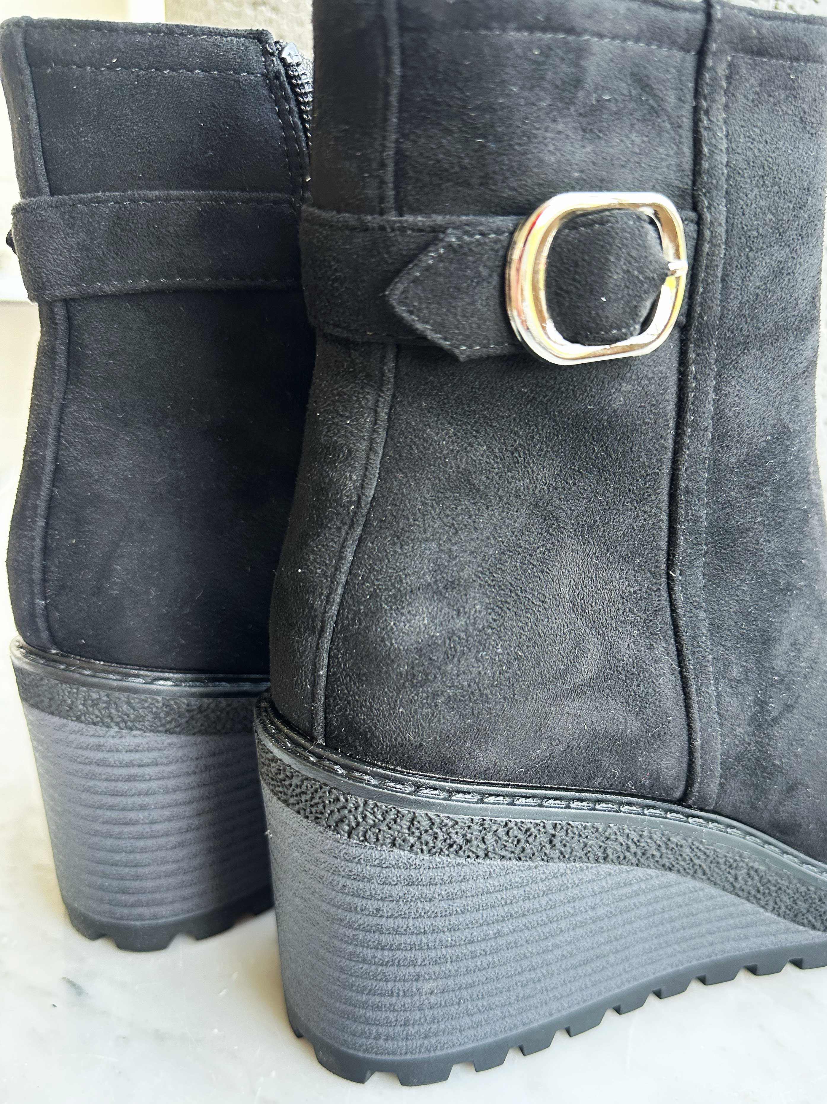 Carola - Känga med kilklack och silverspänne