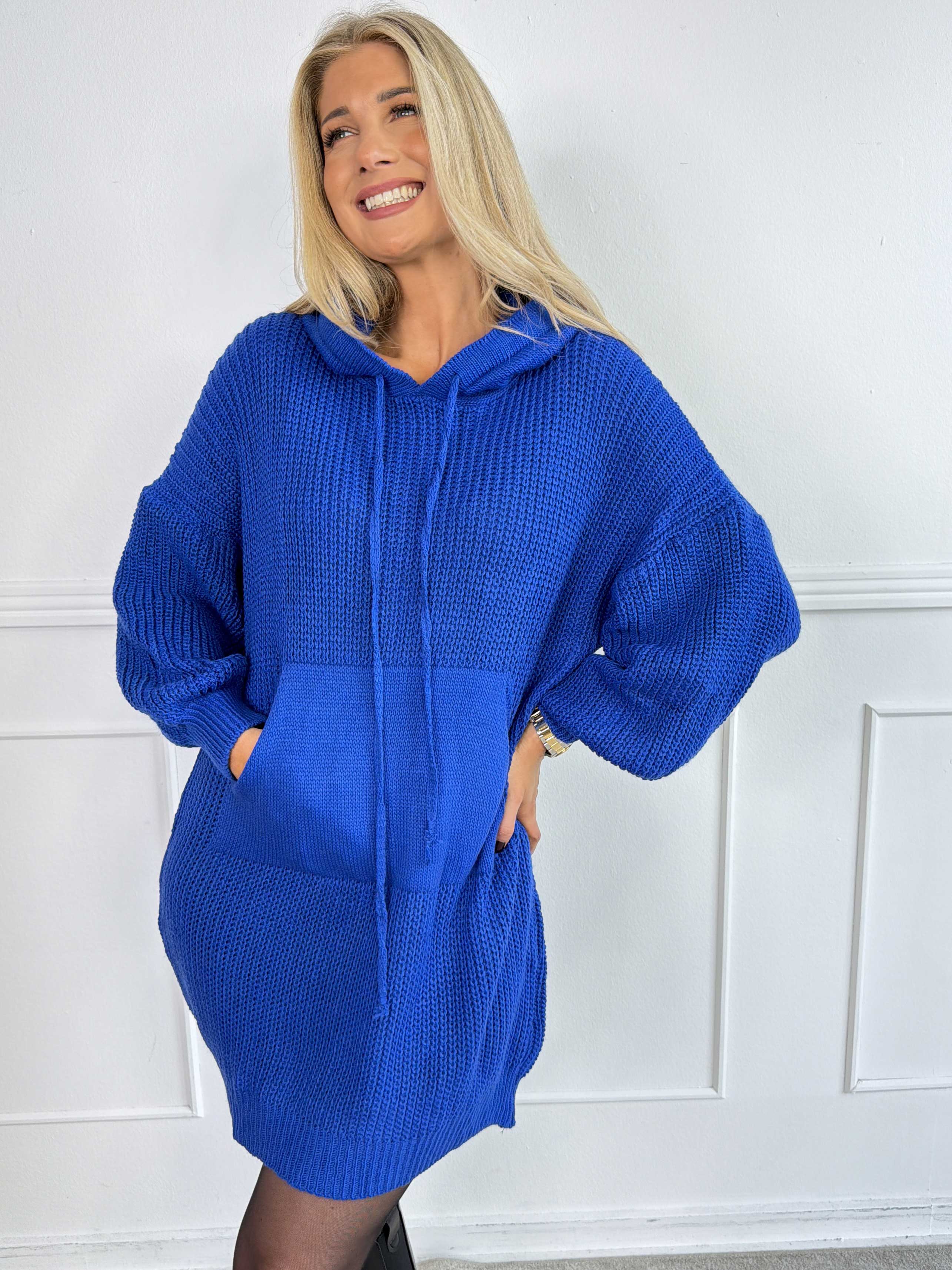 Carolin – Plus size stickad klänning med huva och stor framficka