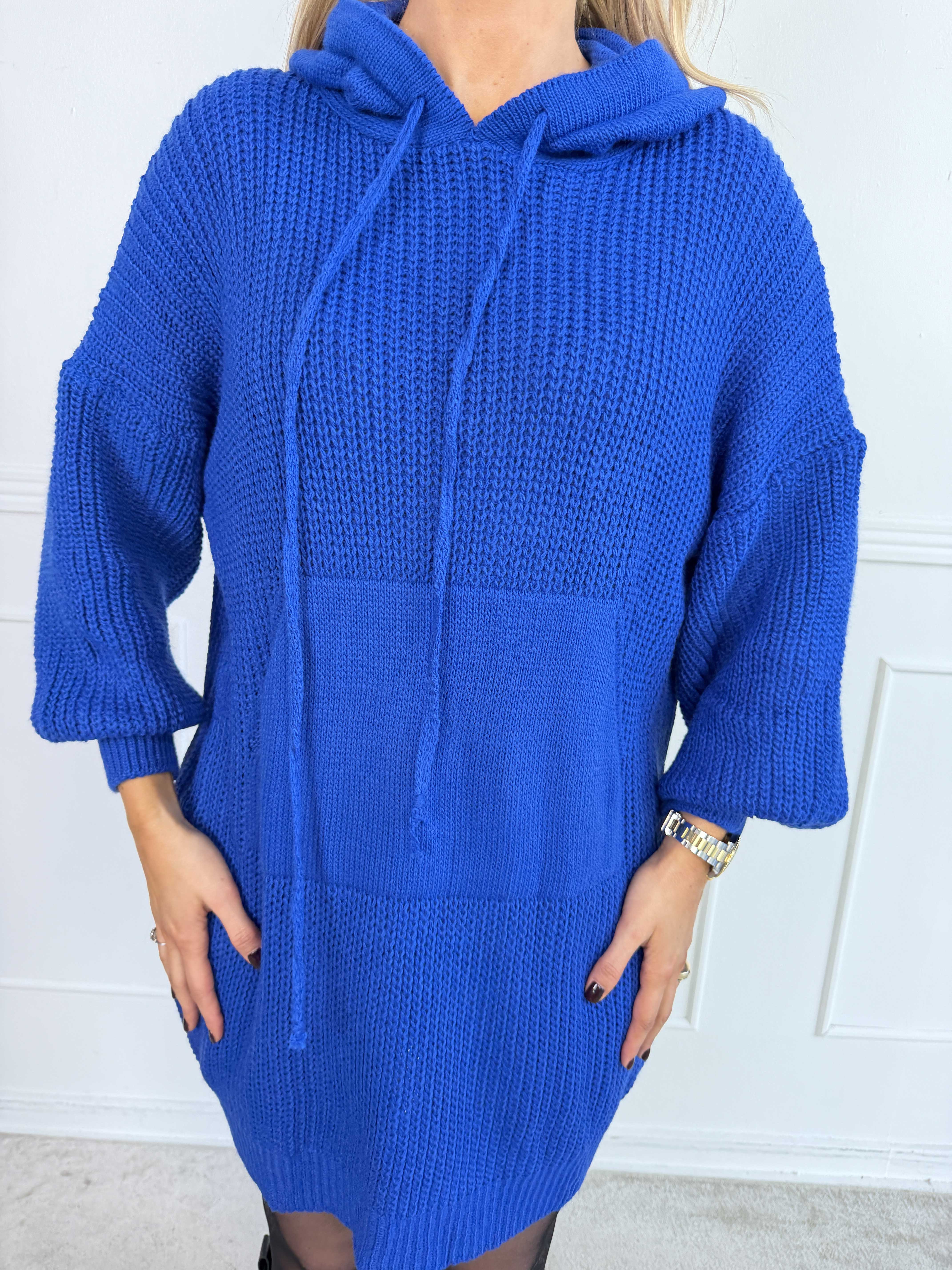 Carolin – Plus size stickad klänning med huva och stor framficka