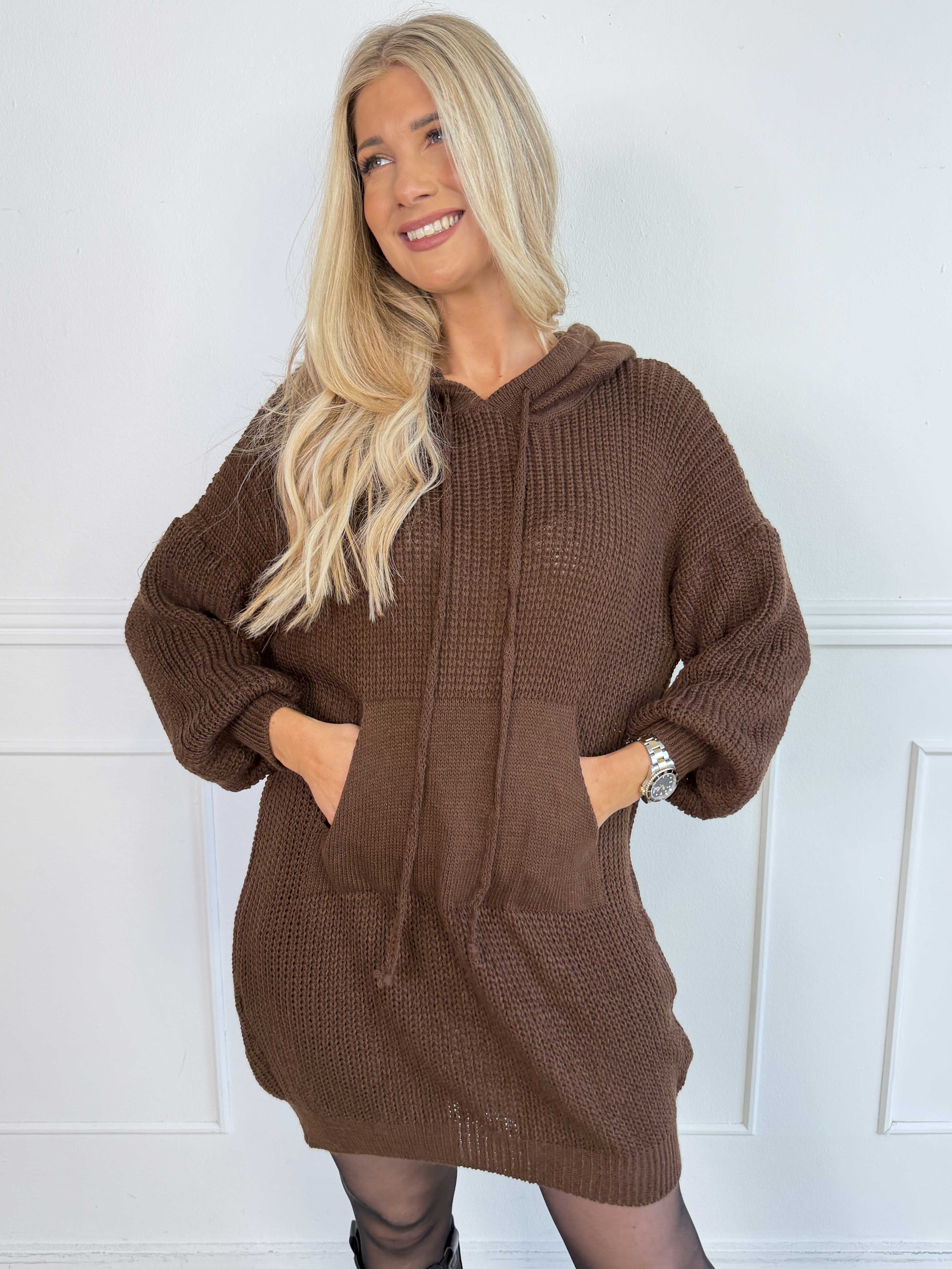 Carolin – Plus size stickad klänning med huva och stor framficka