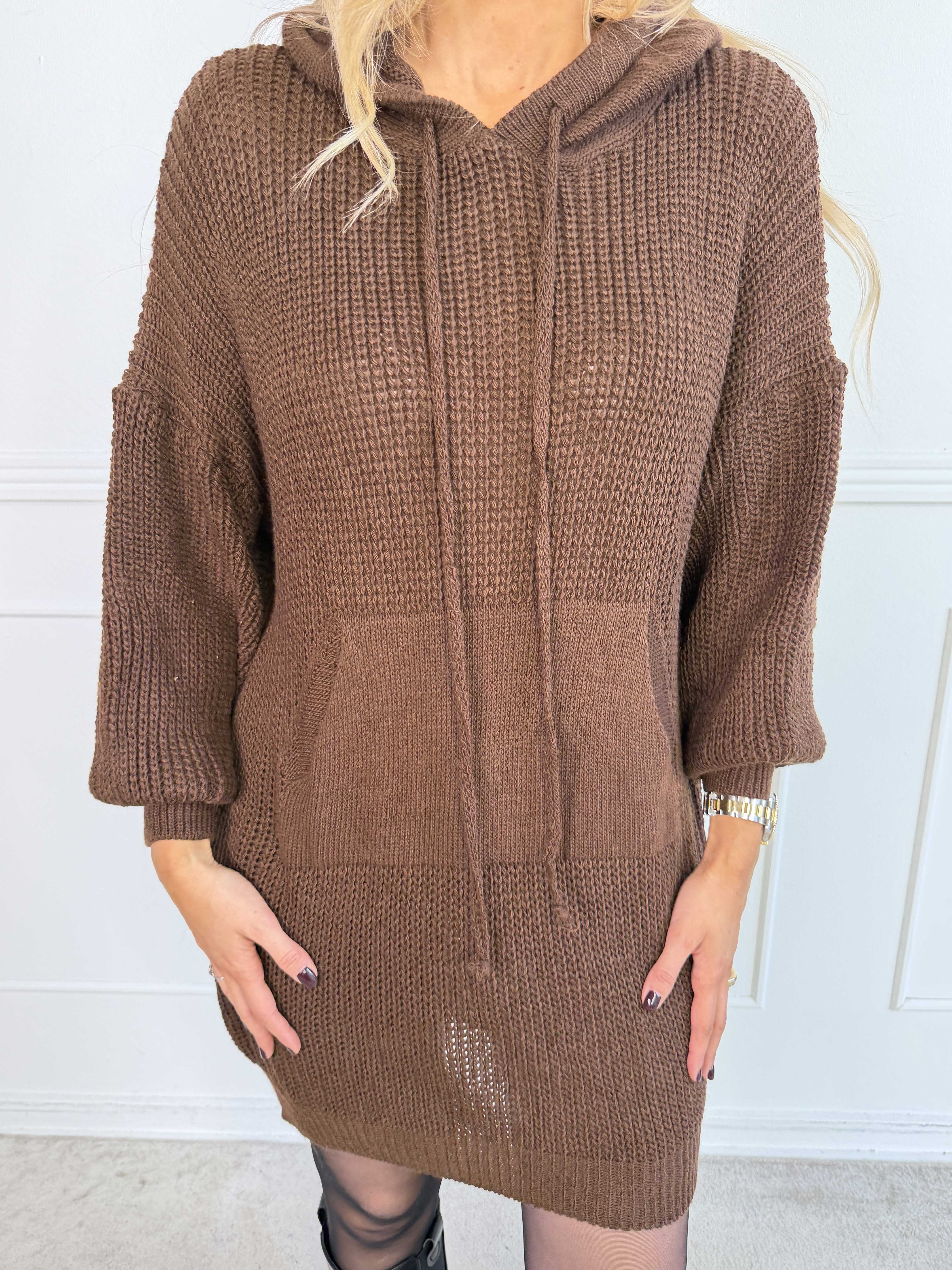 Carolin – Plus size stickad klänning med huva och stor framficka