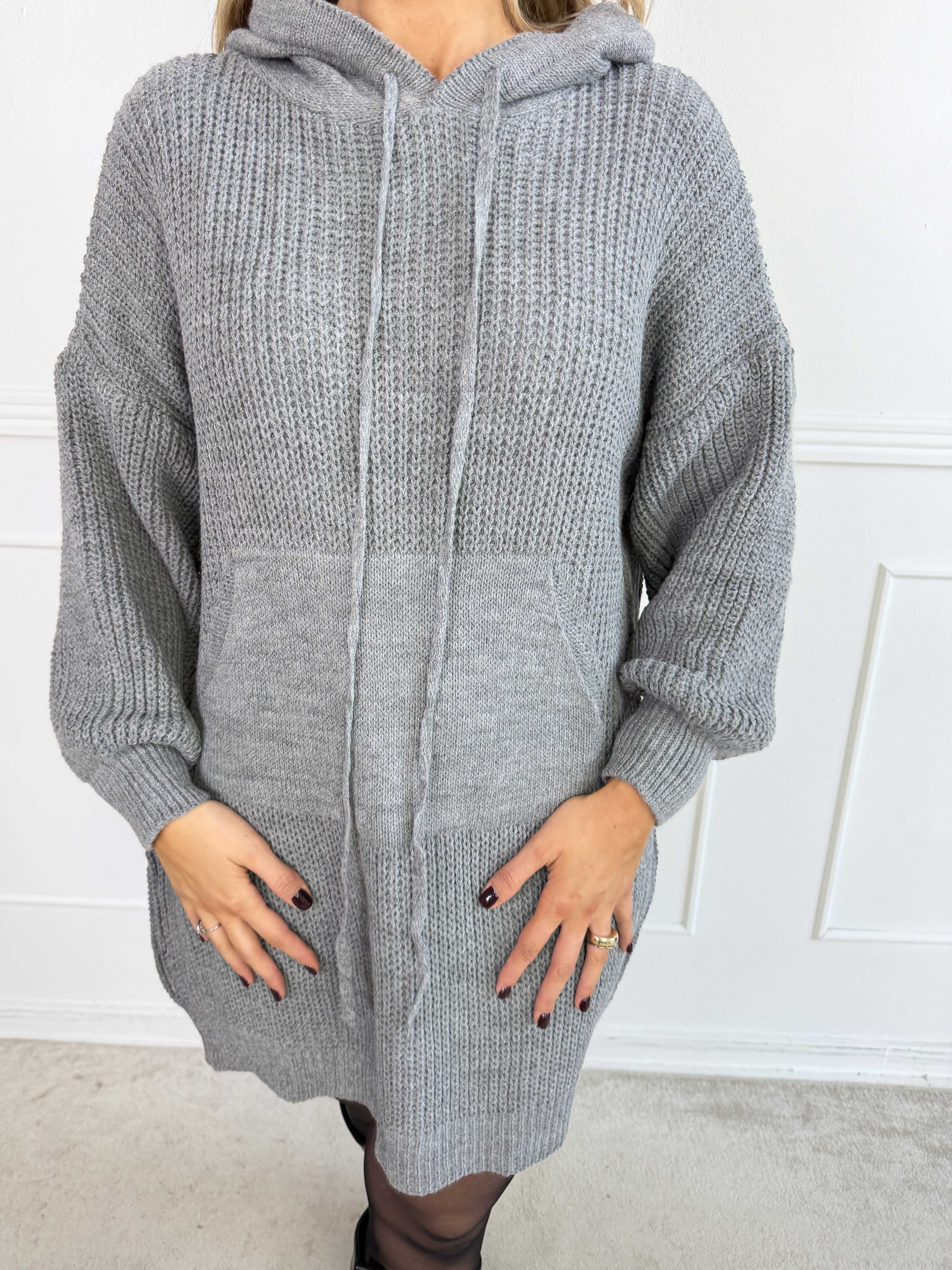 Carolin – Plus size stickad klänning med huva och stor framficka