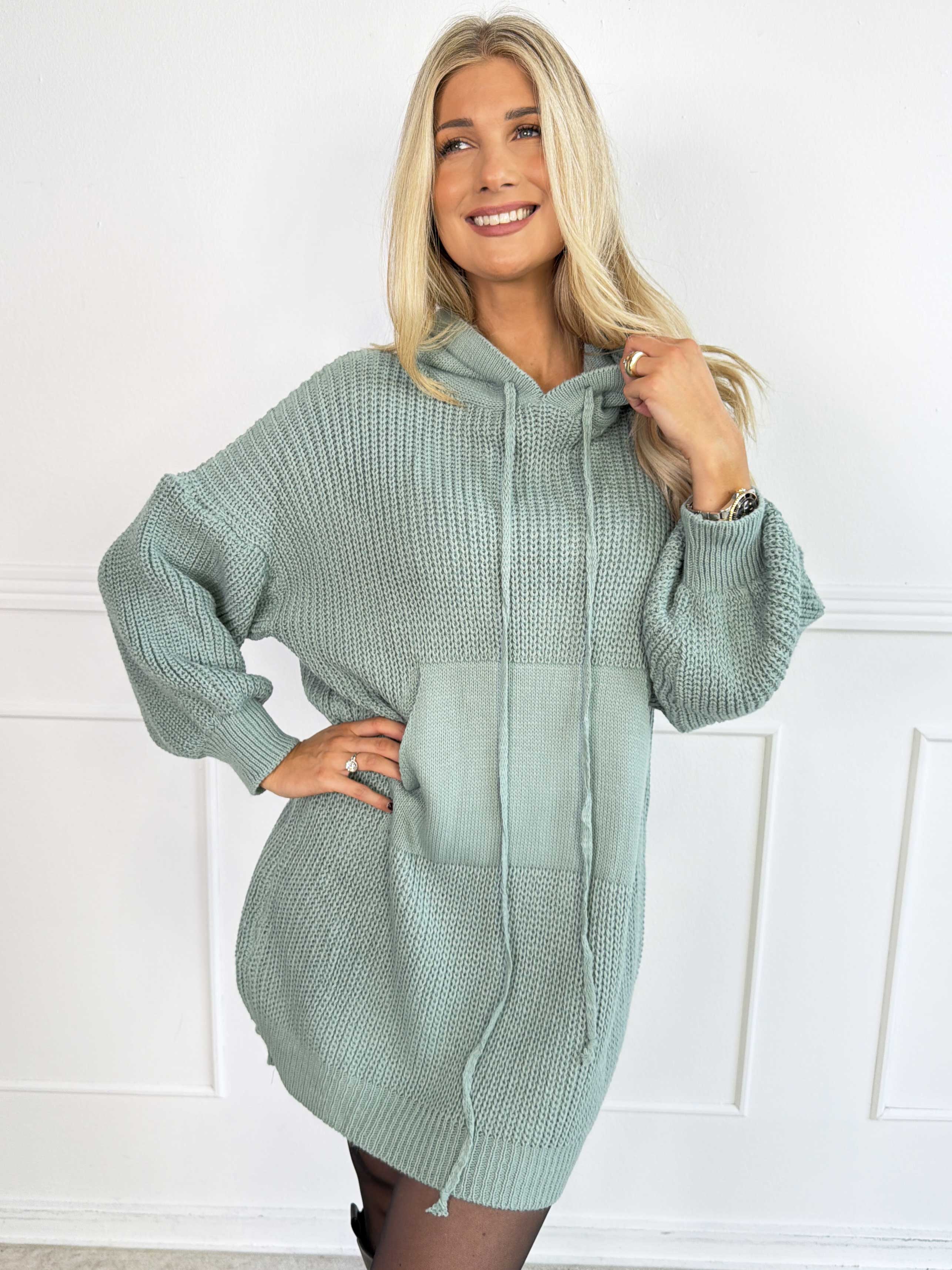 Carolin – Plus size stickad klänning med huva och stor framficka