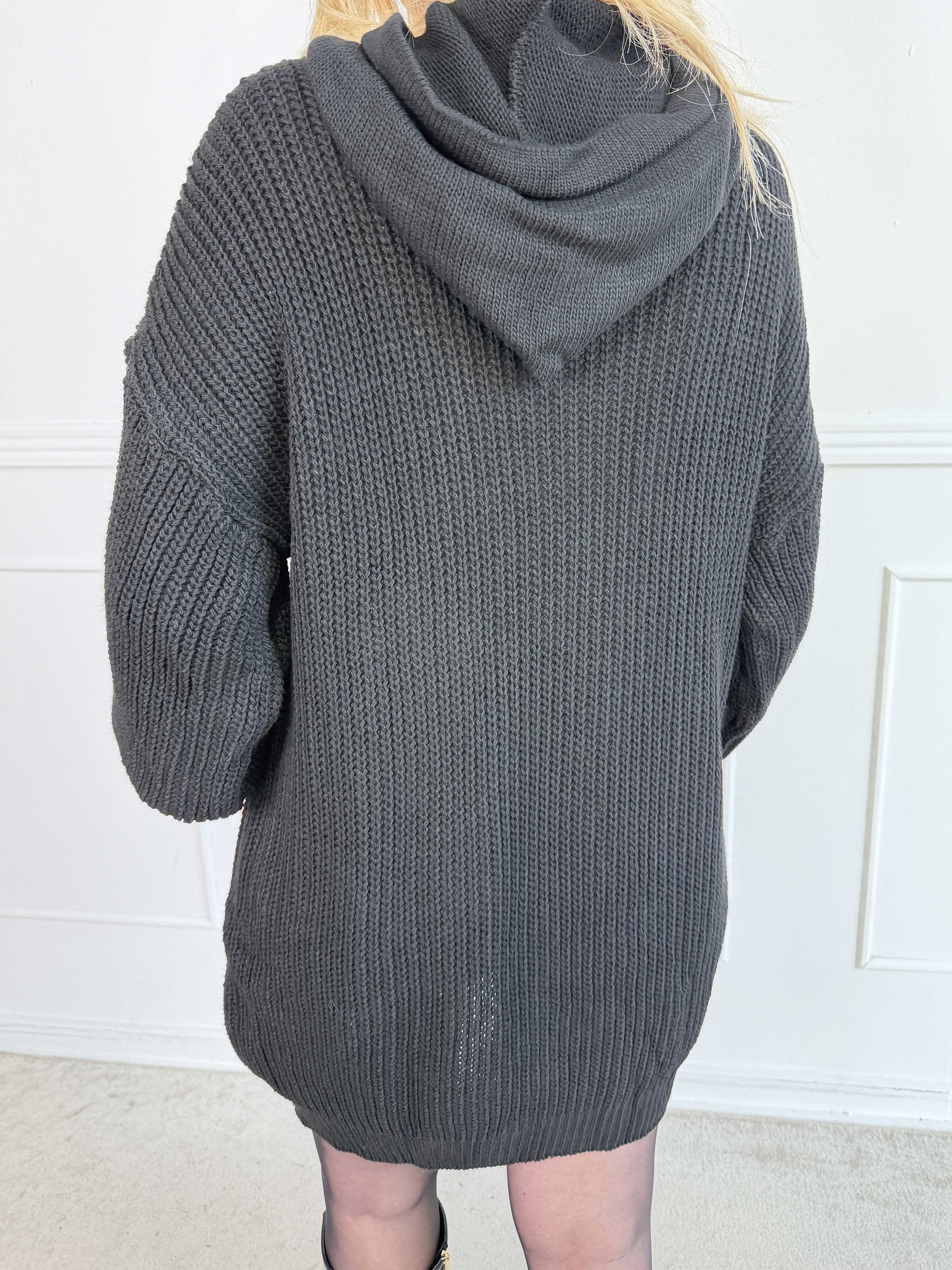 Carolin – Plus size stickad klänning med huva och stor framficka