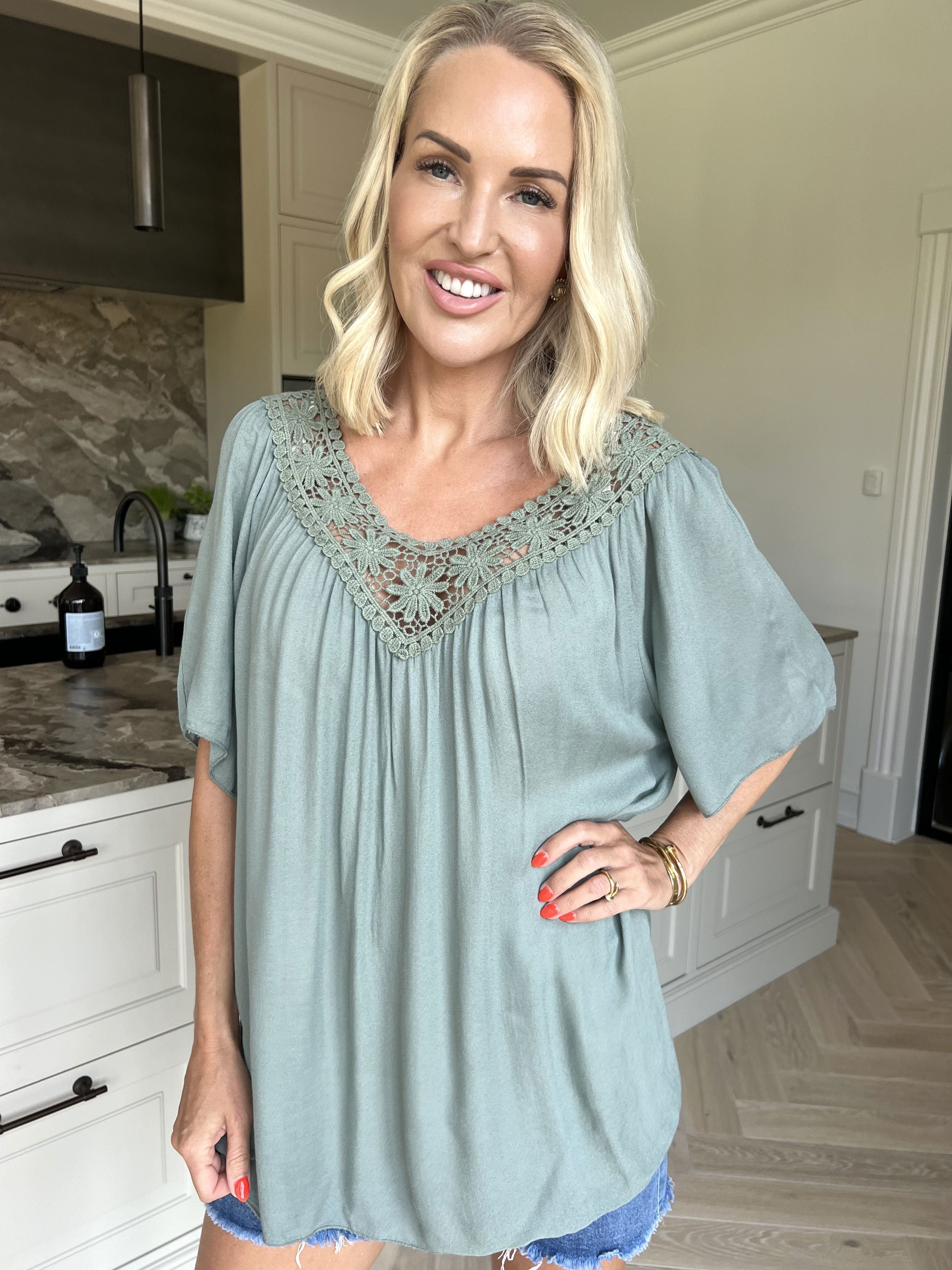 Cassandra - Söt lätt tunika i viskos med broderad skärning