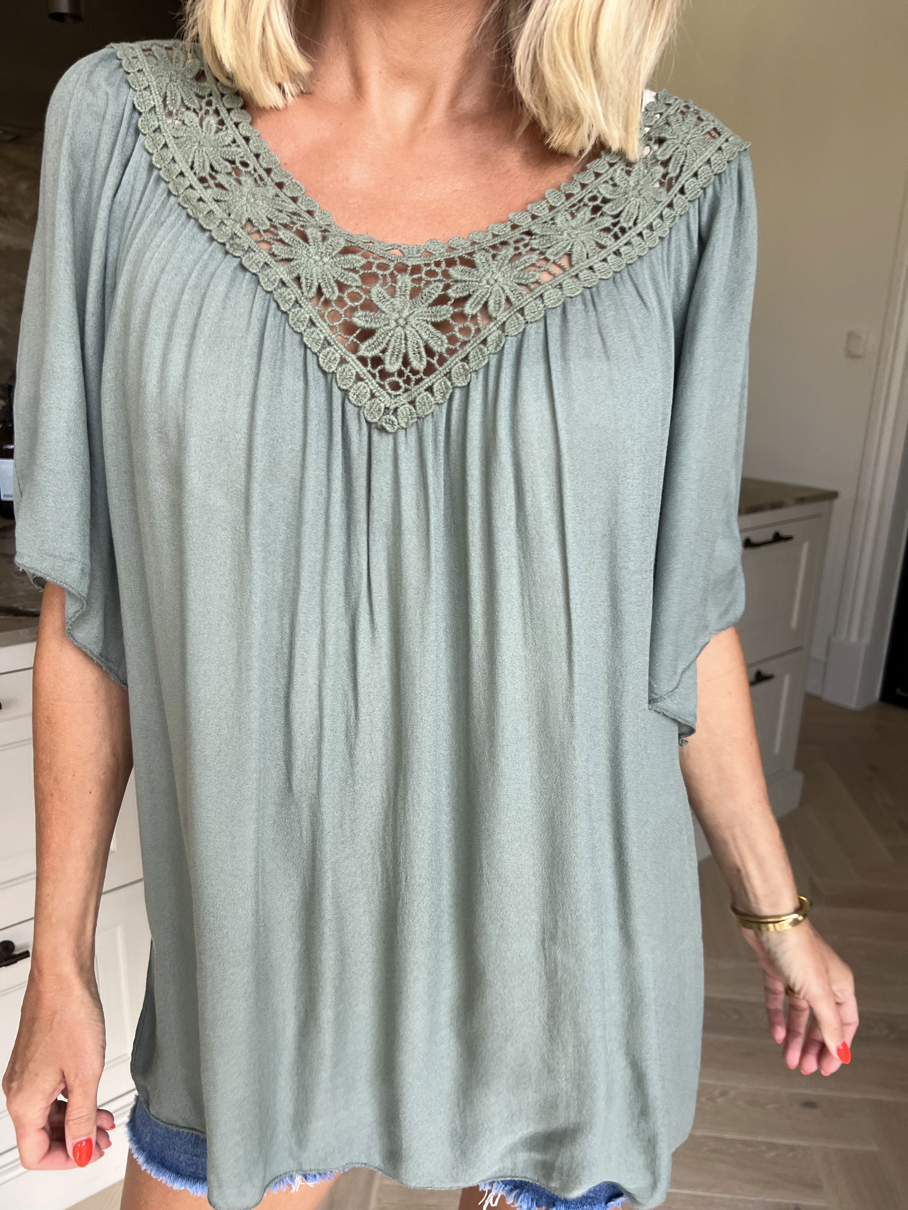 Cassandra - Söt lätt tunika i viskos med broderad skärning