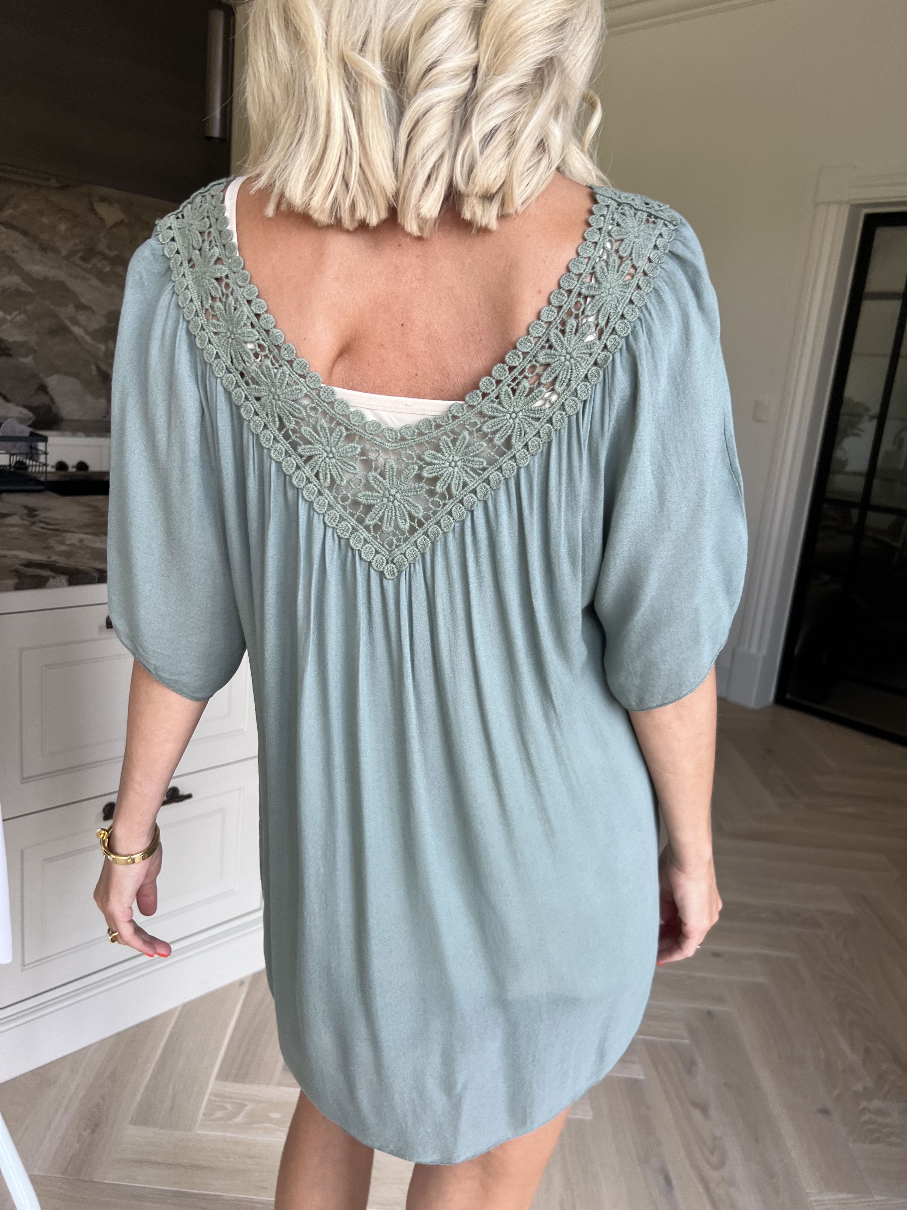 Cassandra - Söt lätt tunika i viskos med broderad skärning